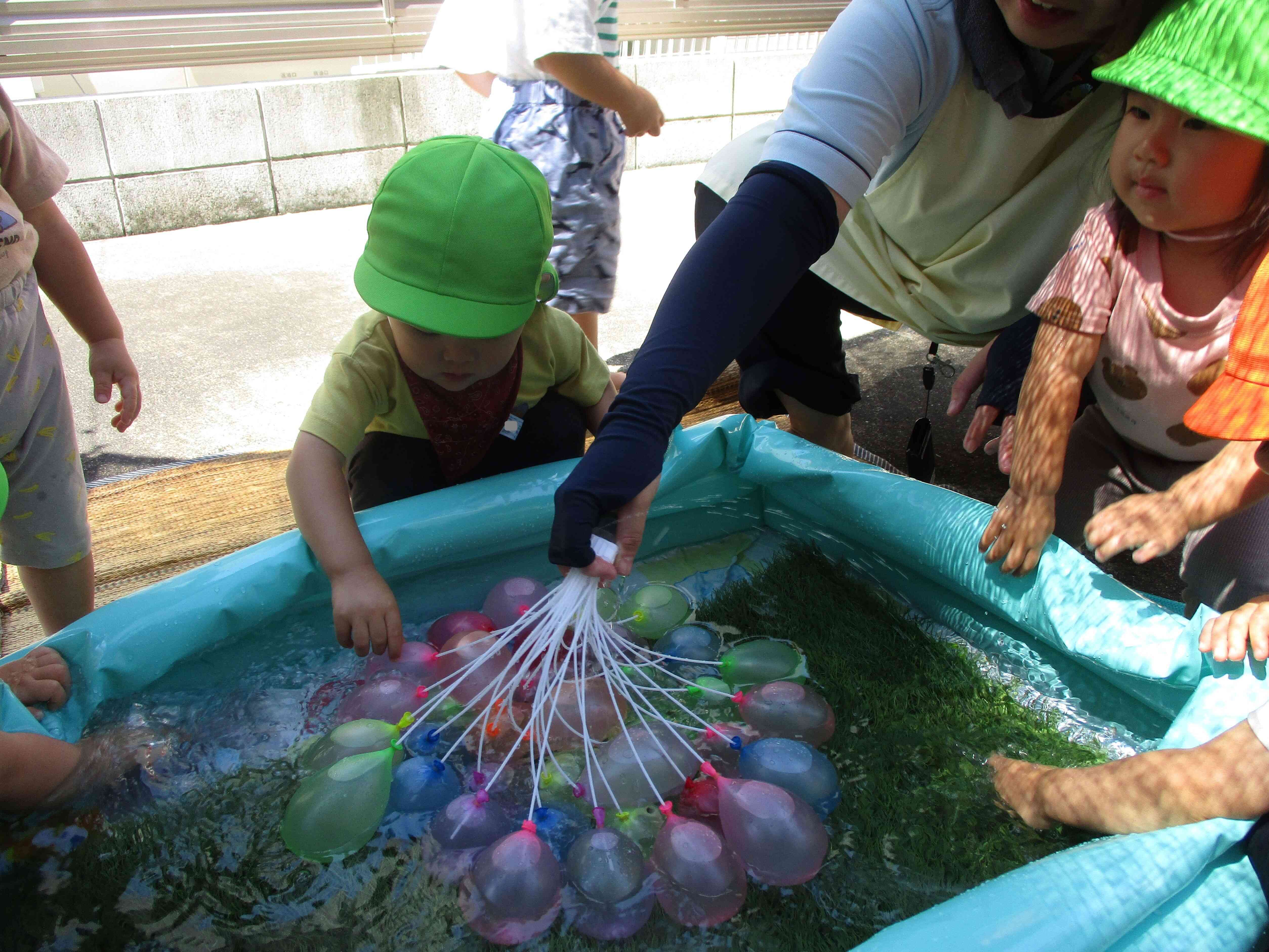 きれいな水風船に目を奪われています♪