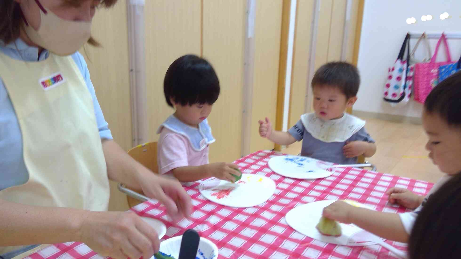 【1歳児クラス】うちわに野菜スタンプをペッタンコ。