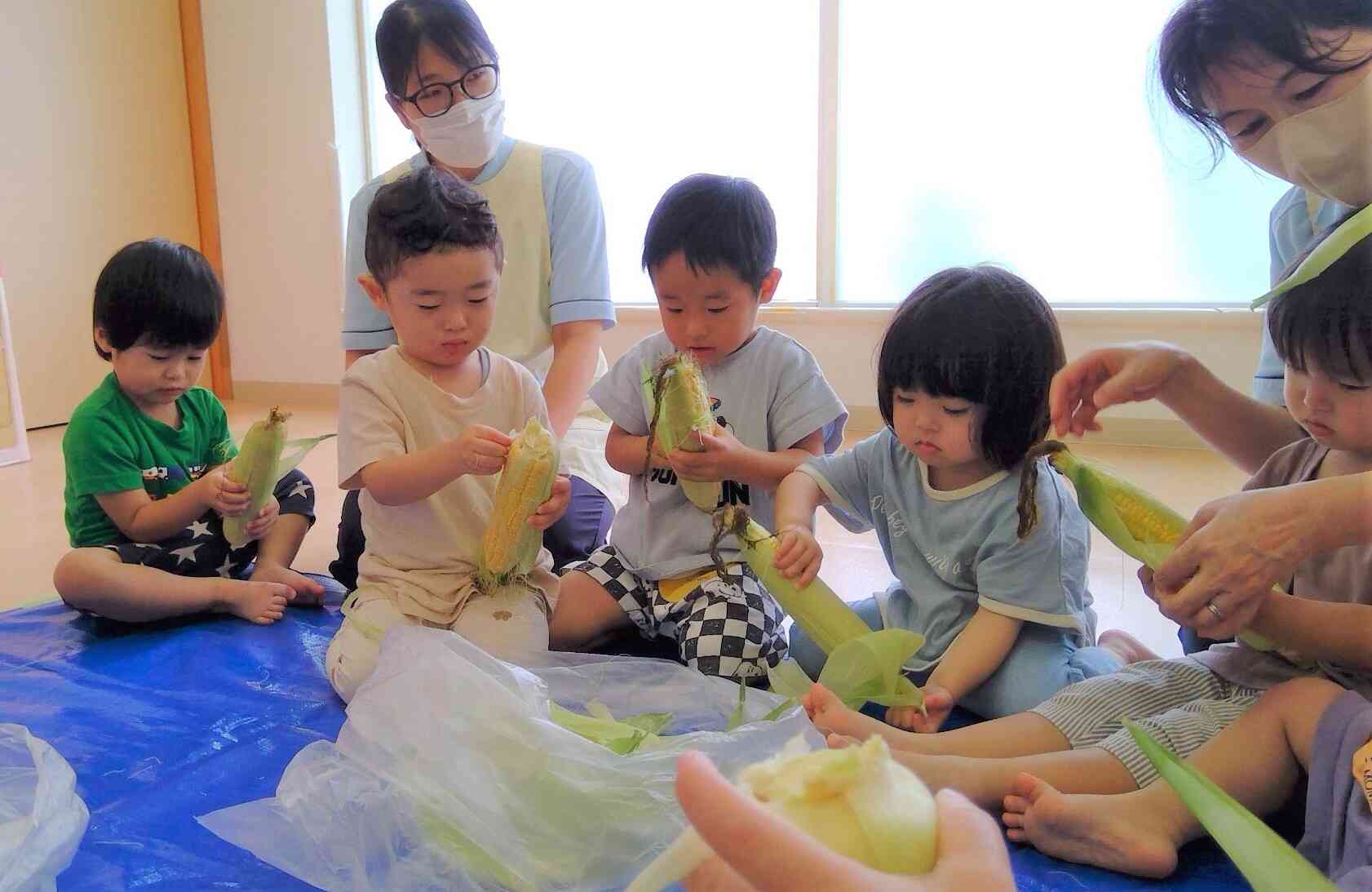 ２歳児のうさぎ組さん、昨年に続き２回目の挑戦。手つきが良いね。