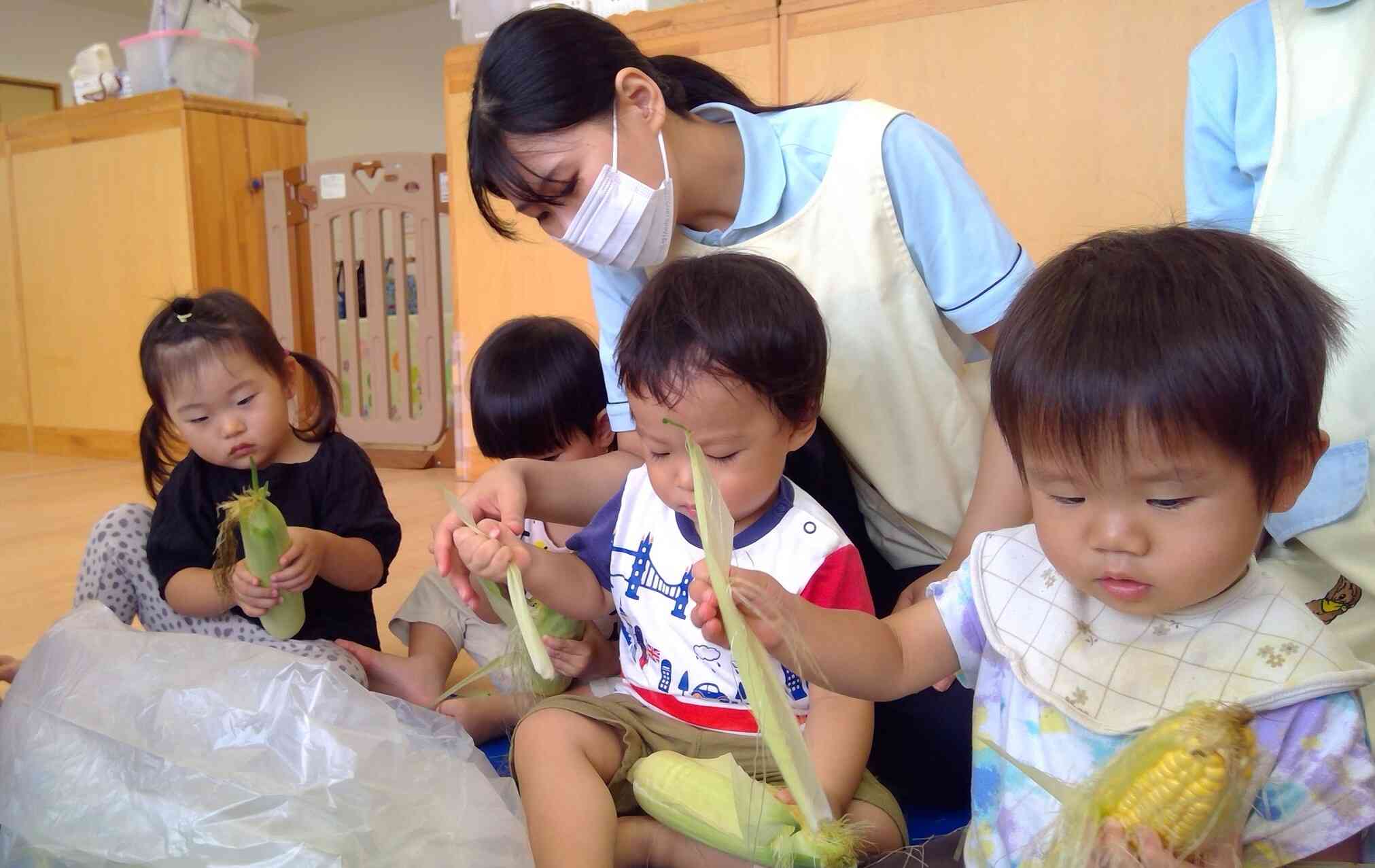 1歳児のあひる組さんも真剣に取り組んでいます。