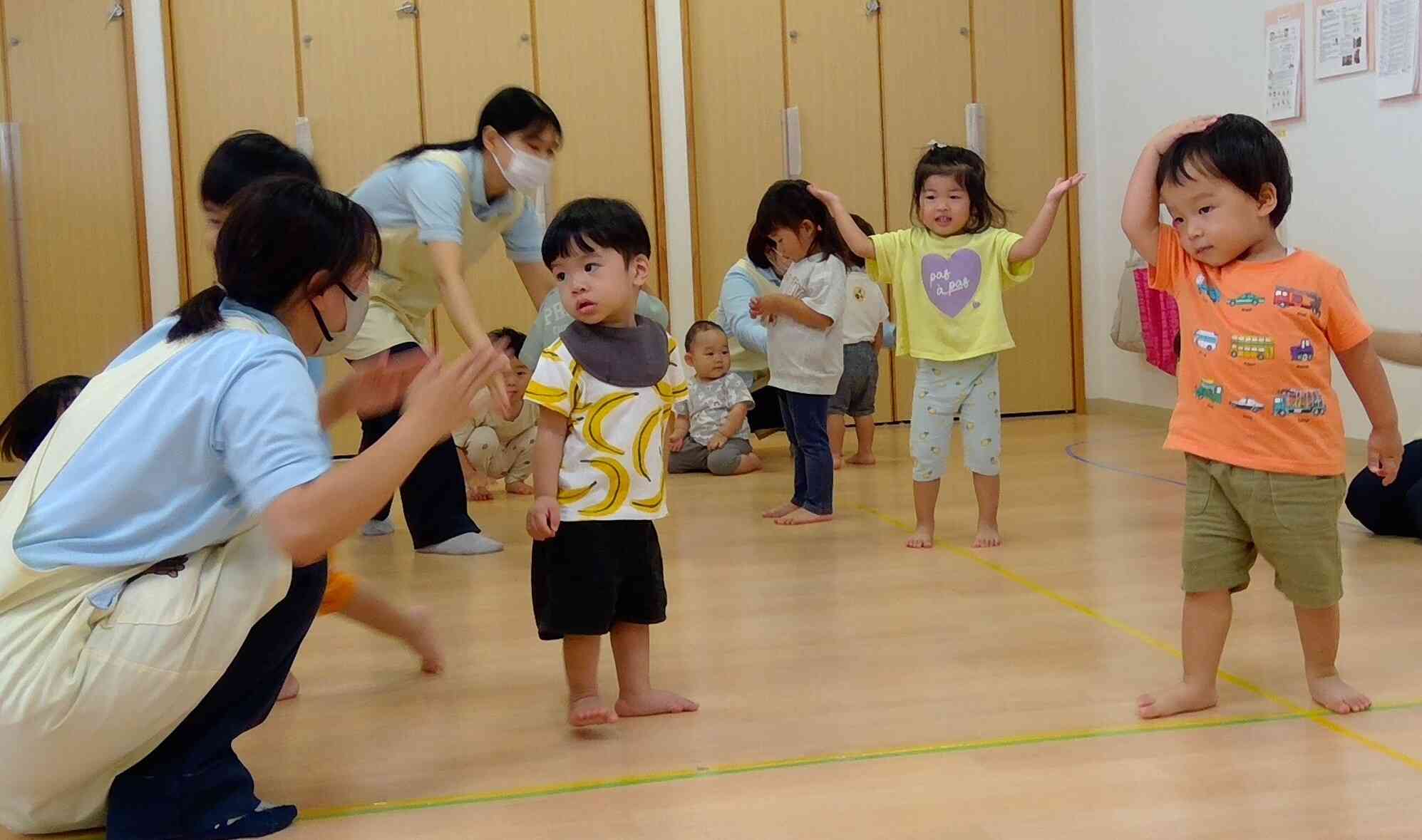 頭をポンポン楽しくダンス。