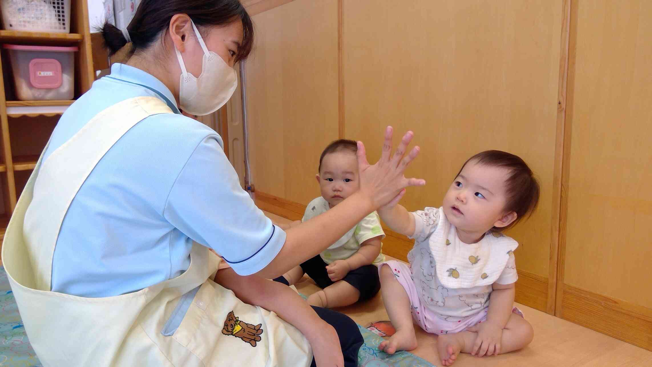 沢山遊んで、食べて楽しい保育園の一日もサヨナラの時間になりました。先生とご挨拶をしてサヨナラのタッチ。また、明日遊ぼうね。