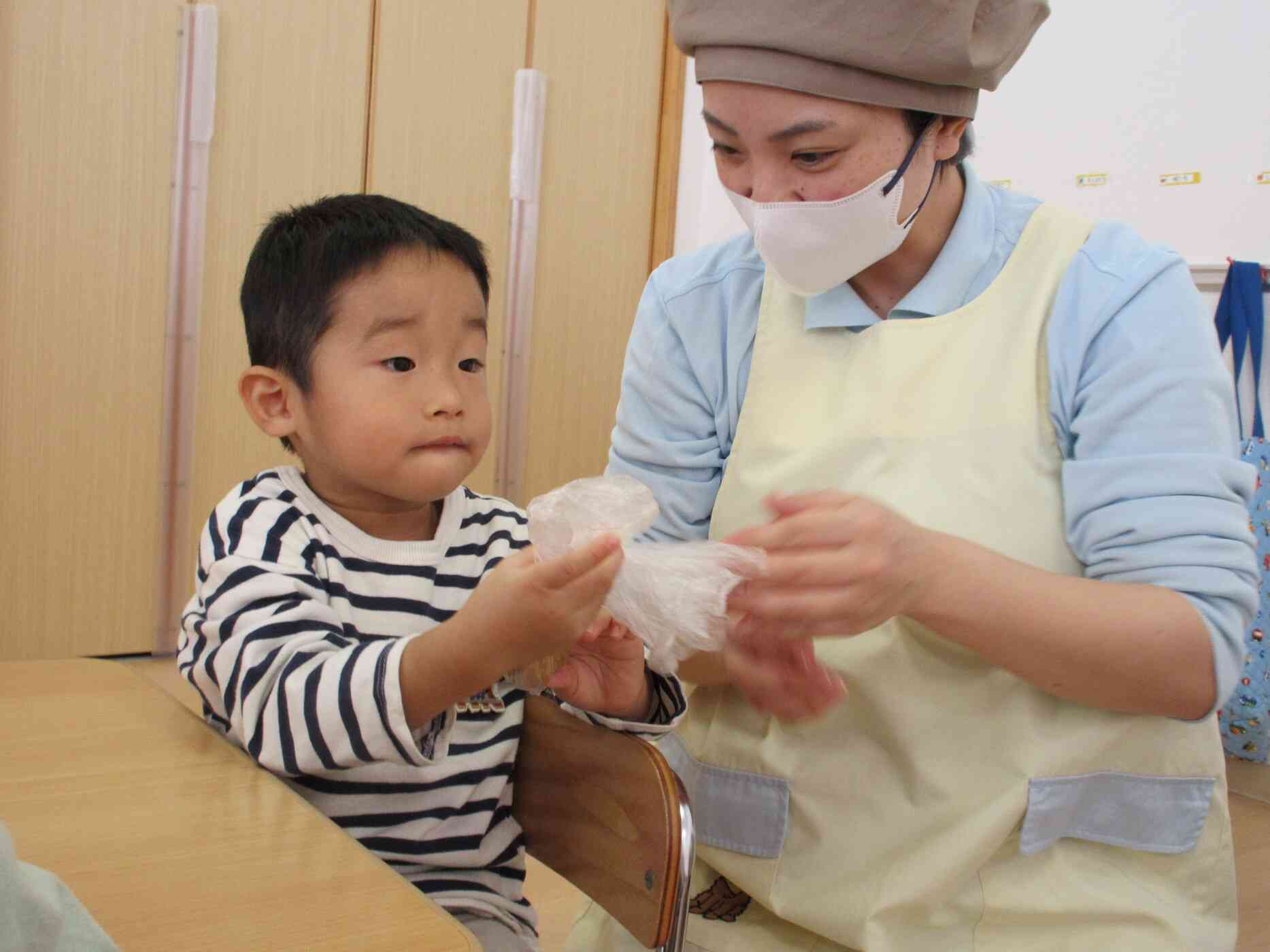 栄養士の先生「見て」