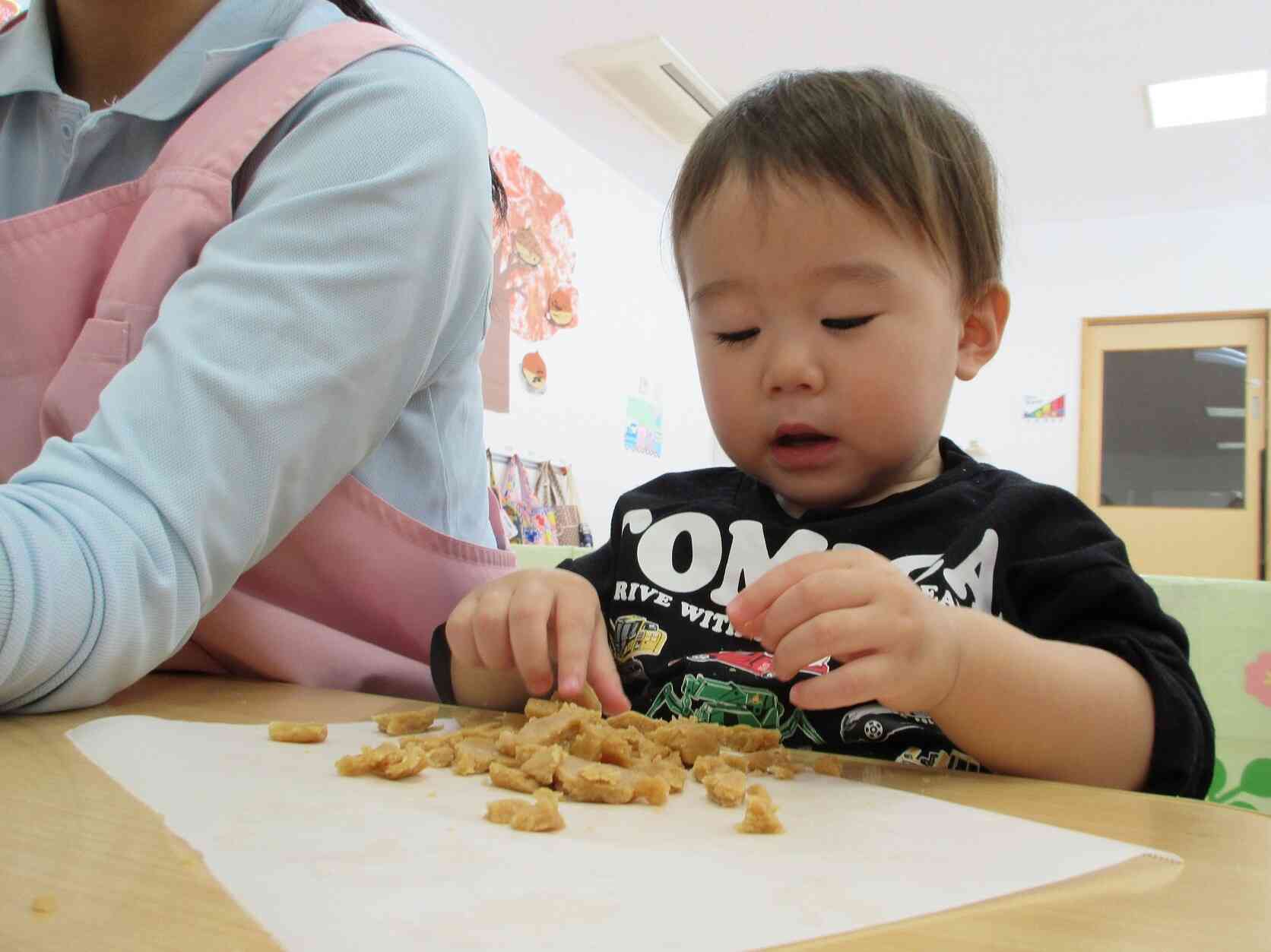 僕は小さくちぎってみたよ。沢山出来たね。