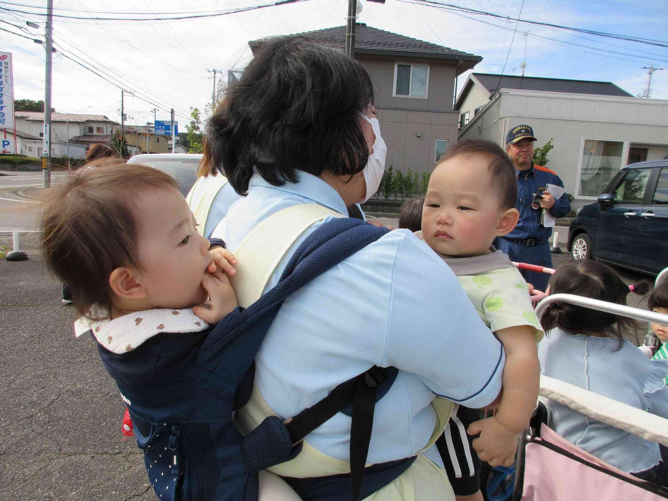 ０歳児クラスのひよこ組さんも先生と一緒に避難！