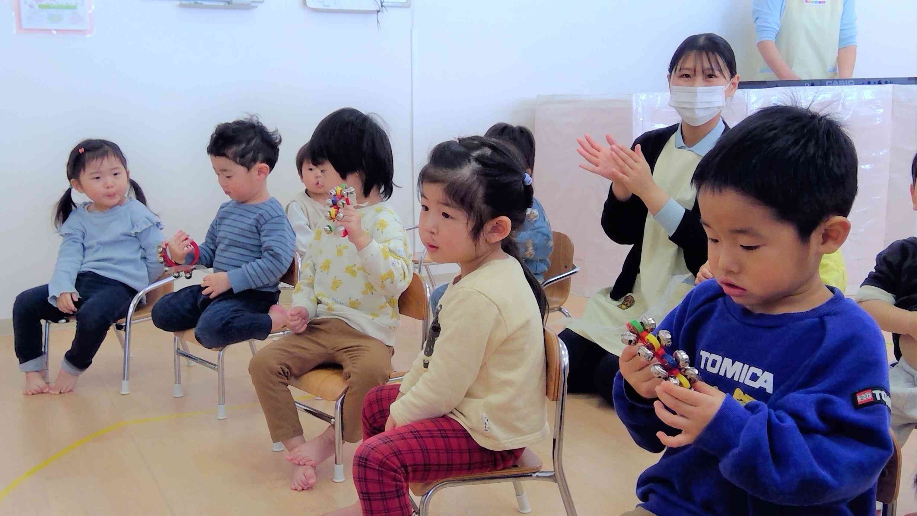 雪のペンキ屋さんの曲に合わせて、鈴やマラカスで歌のプレゼントをしました。