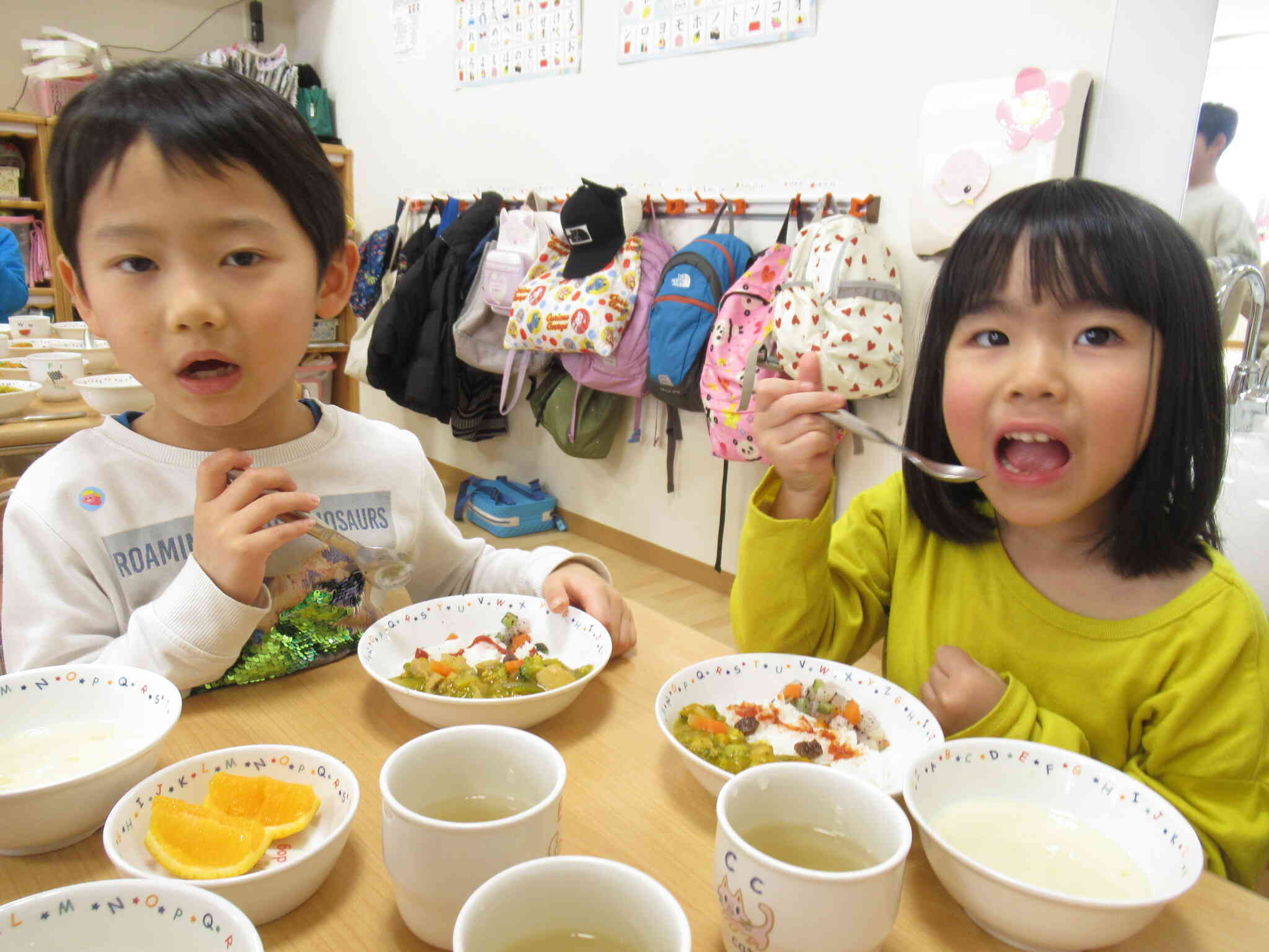 給食は鬼のカレーだったよ。おいしいね。