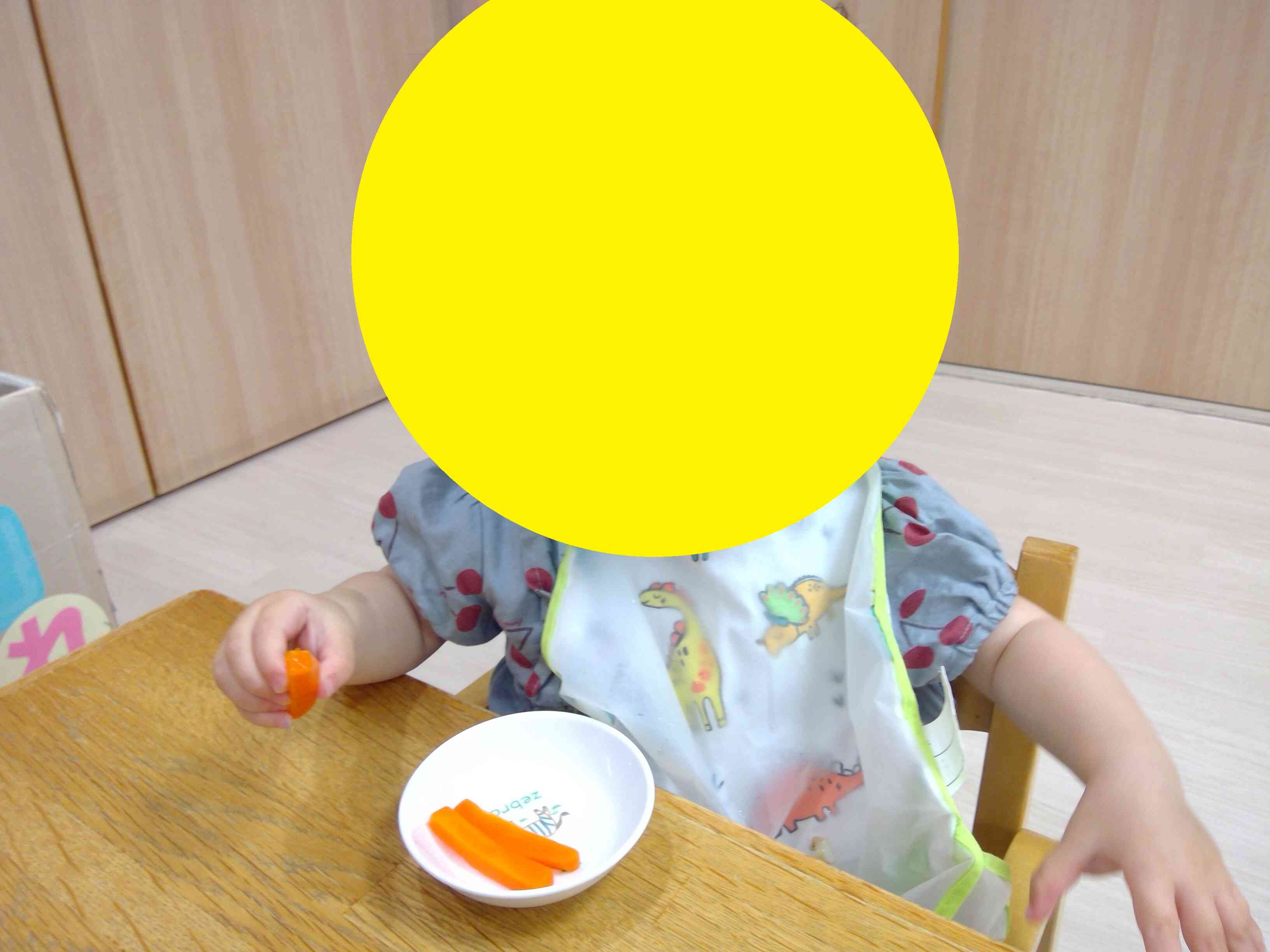 手づかみ食べにチャレンジしているよ☆（ひよこ組　0歳児）