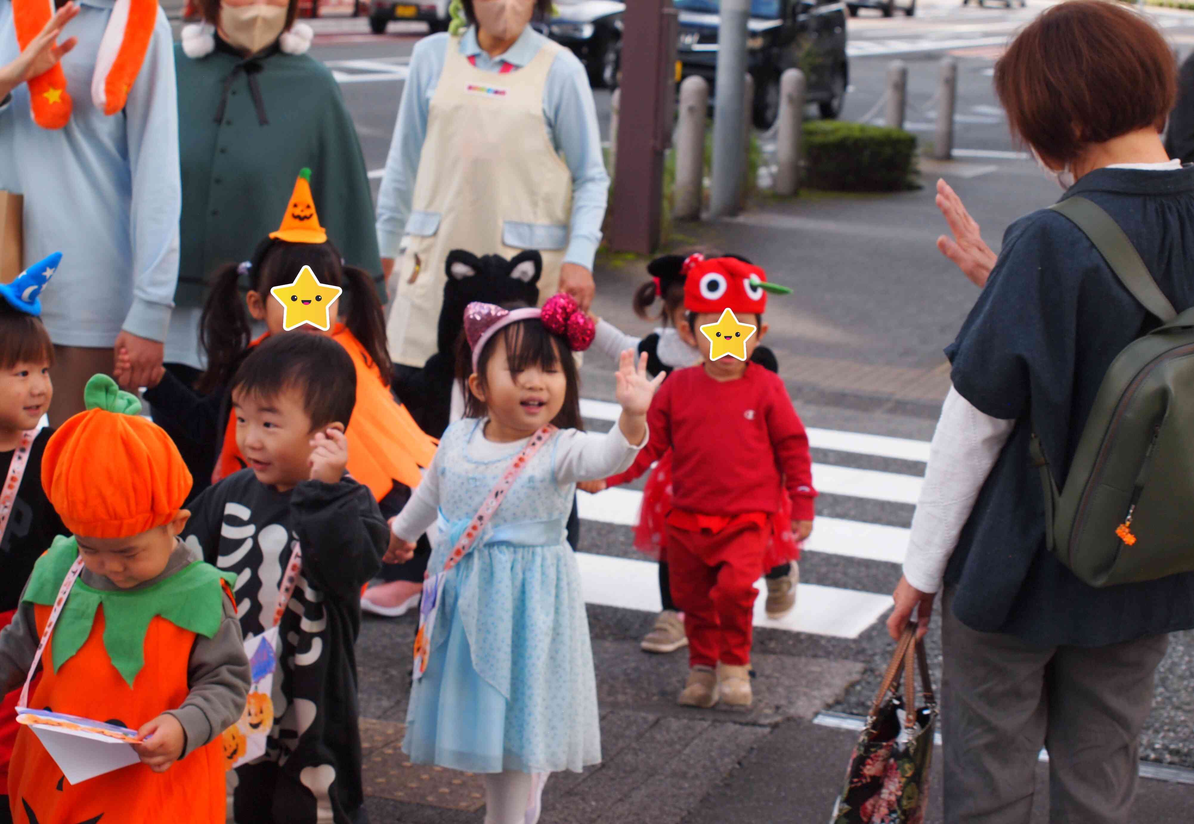 すれ違う方にも「ハッピーハロウィン！」と手を振っていました