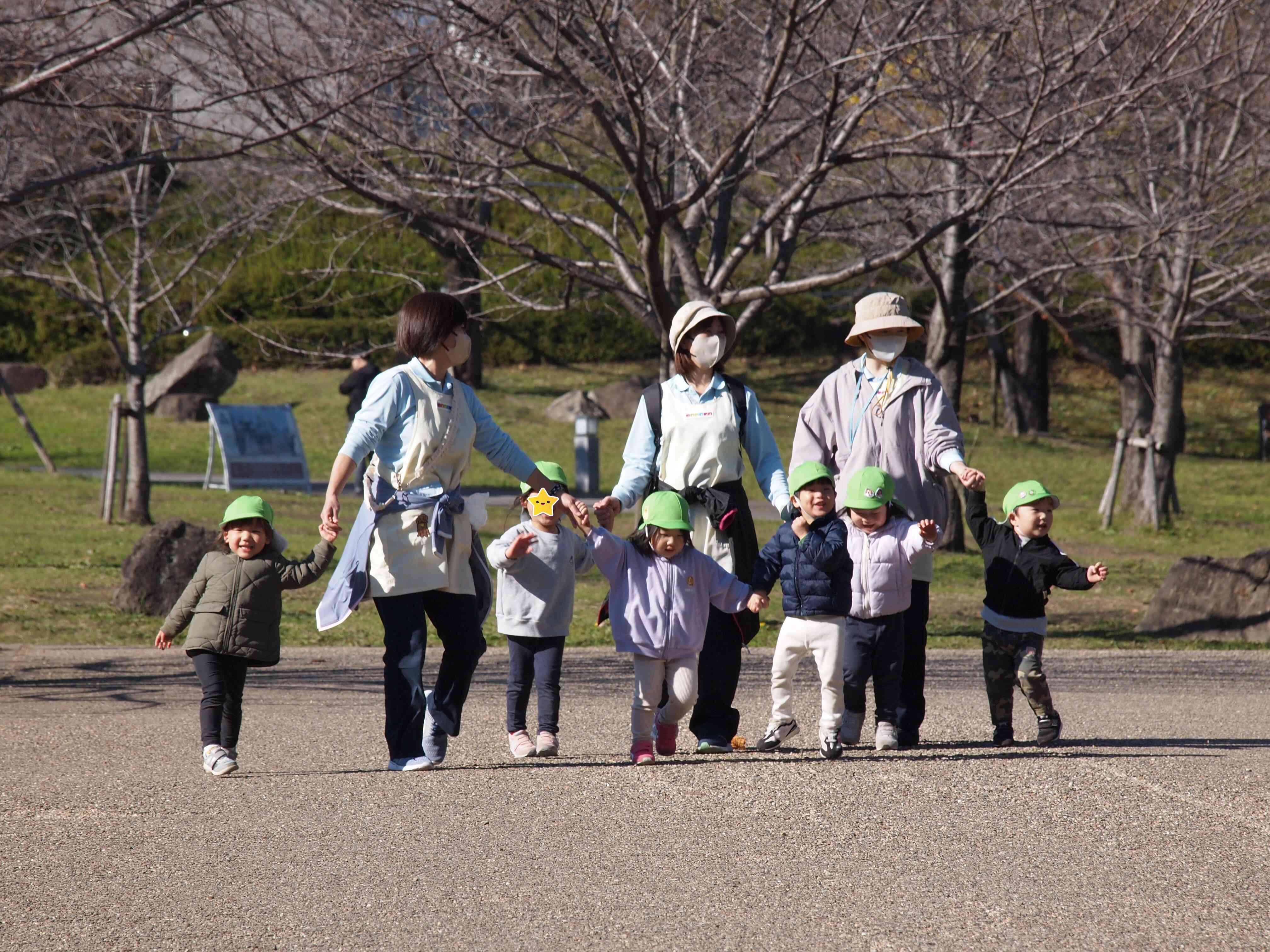 寒さに負けず、天気の良い日にはお散歩に行っています