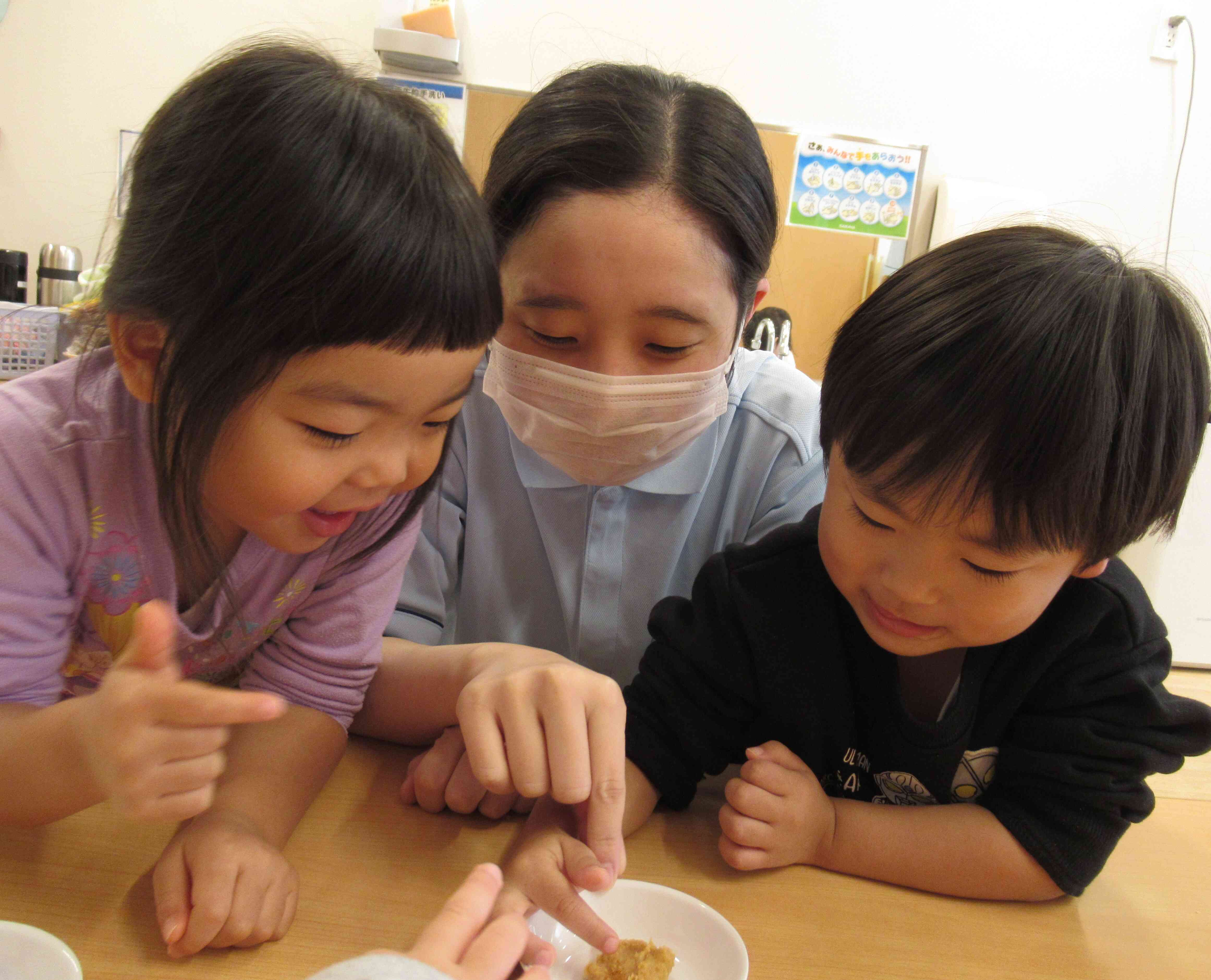 2歳児クラス　うさぎ組さんの和食の日の食育の様子