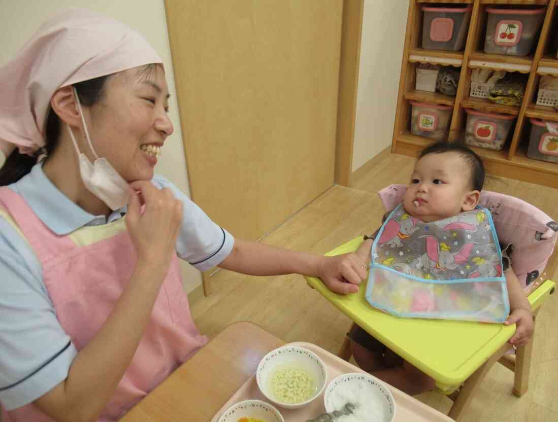 離乳食の中期食が始まりました。かわいい口でモグモグしている姿に赤ちゃんの成長を感じました♡昆布とかつおで出汁をとっているのでおいしいね♪