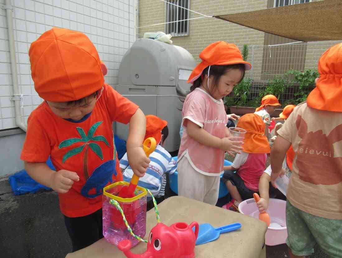 朝顔が咲いたので、色水遊びを楽しむ2歳児さんと1歳児さんです☆いろいろな色の朝顔を使ってジュースに見立てて遊びました。