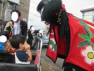 ご近所に『獅子舞い』がやってきました。子どもたちと一緒に見に行きました。保育者は興味があり興奮していましたが、子どもたちには少し怖かったかなぁ♪