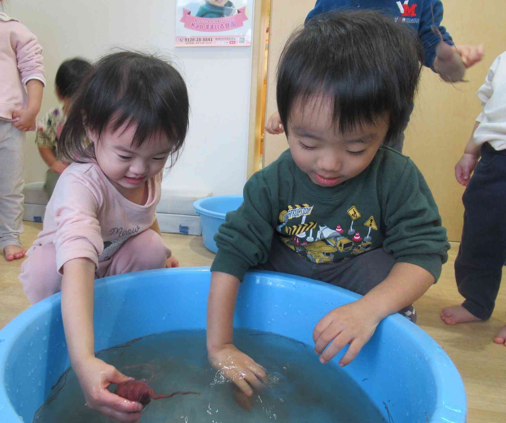 さつまいも洗い（1・２歳児）