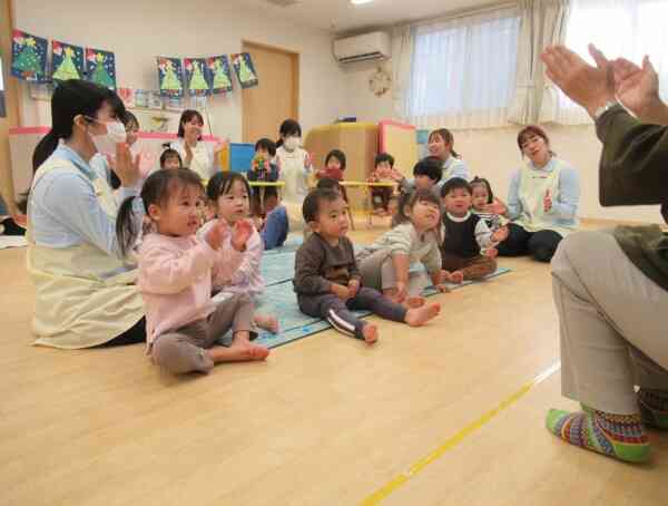 子どもたちも真剣な表情で見ています♪