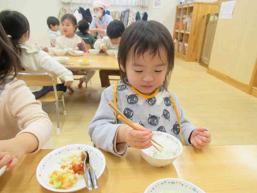 お箸を使って食べました♪(2歳児)