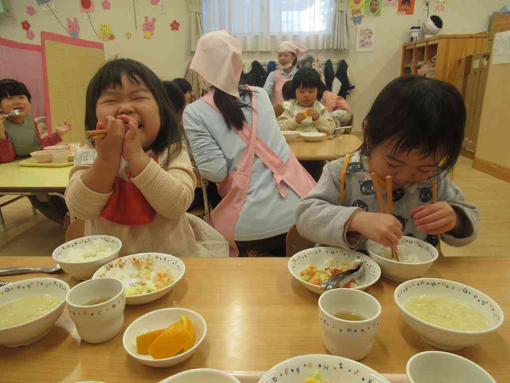 お箸をもらって嬉しそうです♪　上手に食べられたね☆