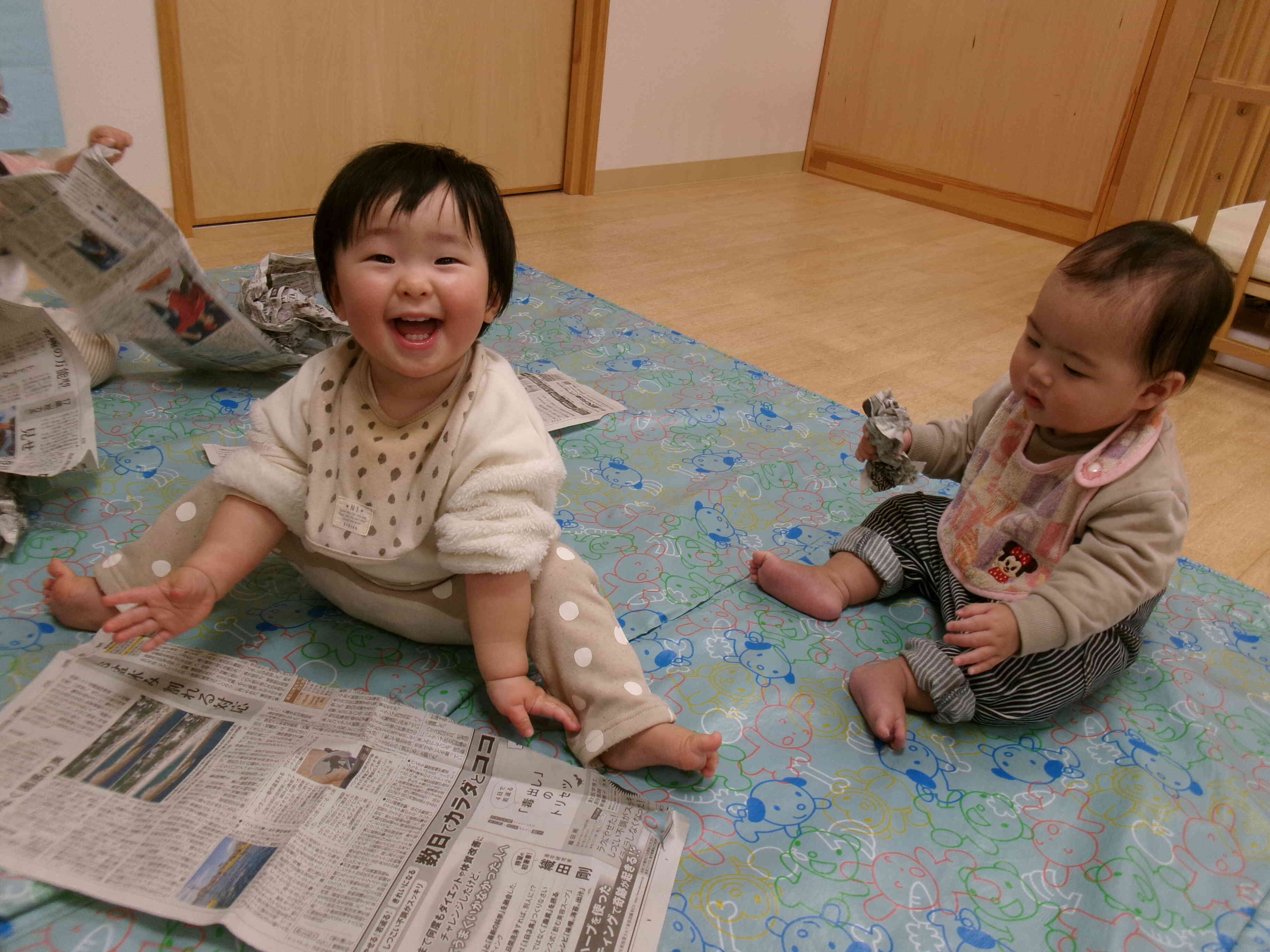 大きい1枚を広げています♪どこから破ろうかな～♪