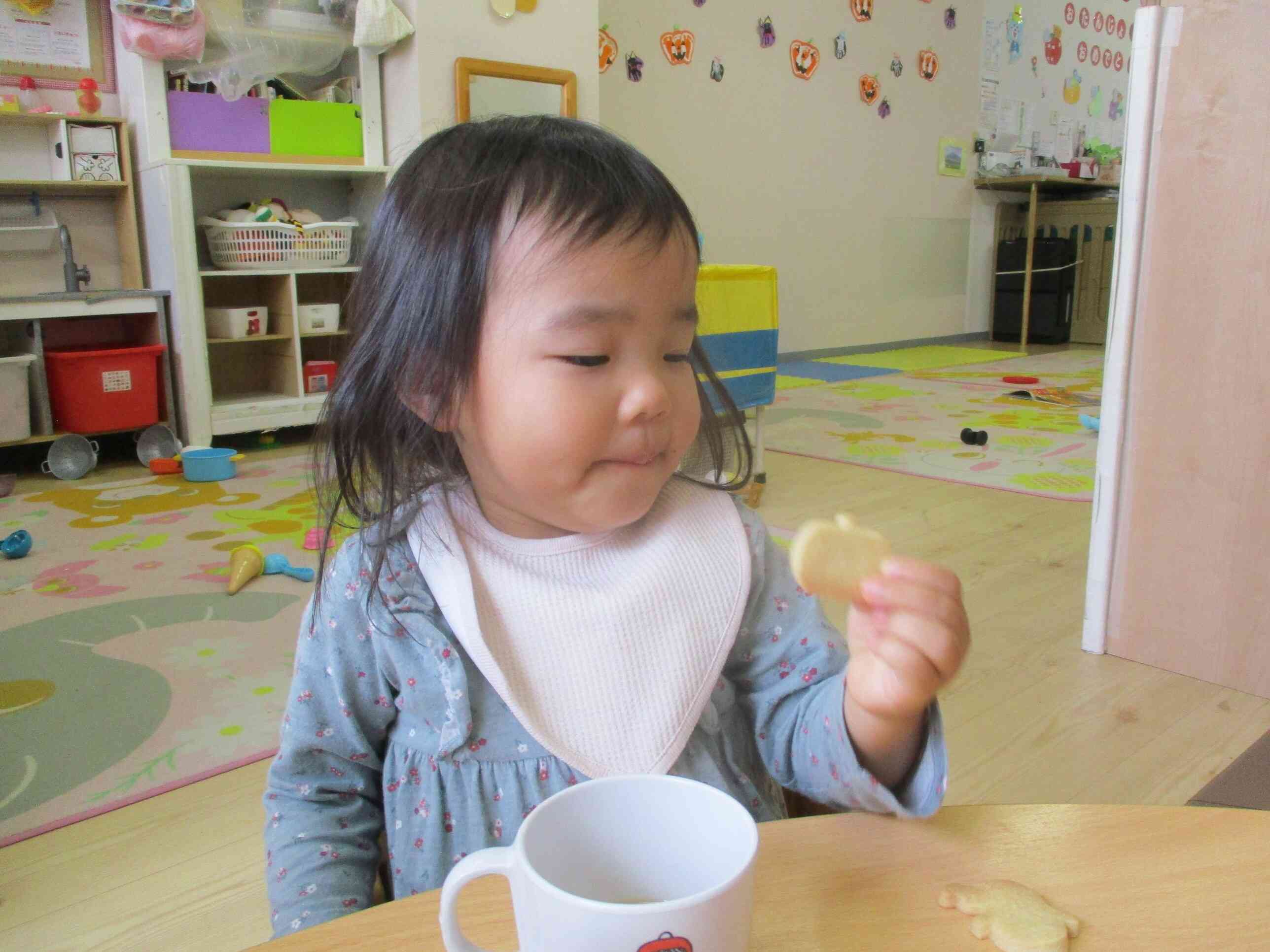 かぼちゃの形をしたクッキーいただきます♪