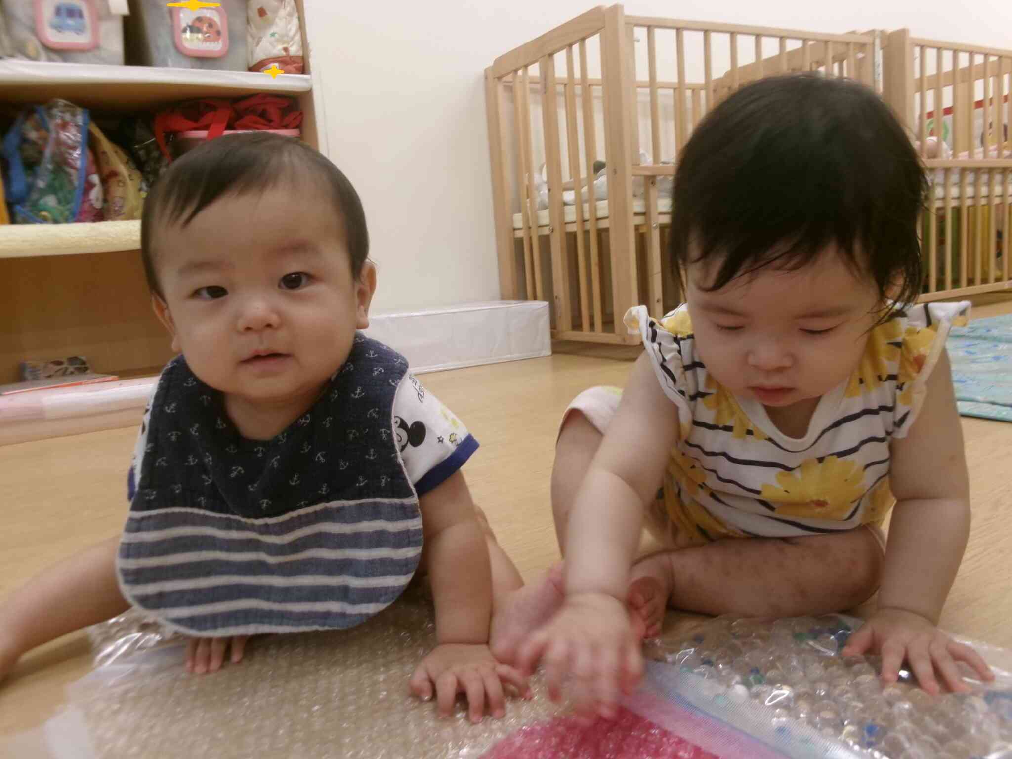 感触マットで遊んだよ！（0歳児　ひよこ組）