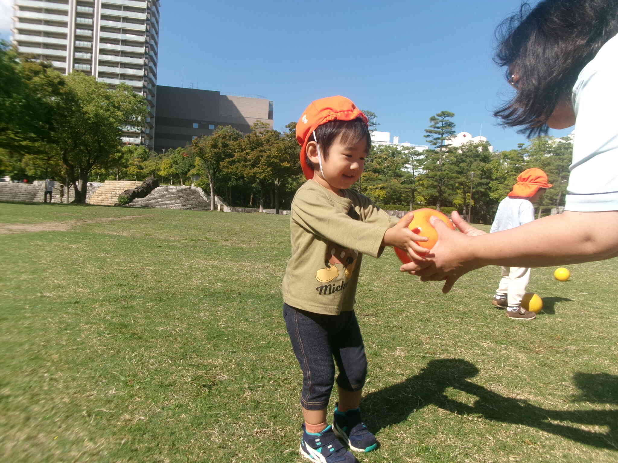 ボールをポン♪先生に「どうぞ！」また、ボールでいっぱい遊ぼうね。