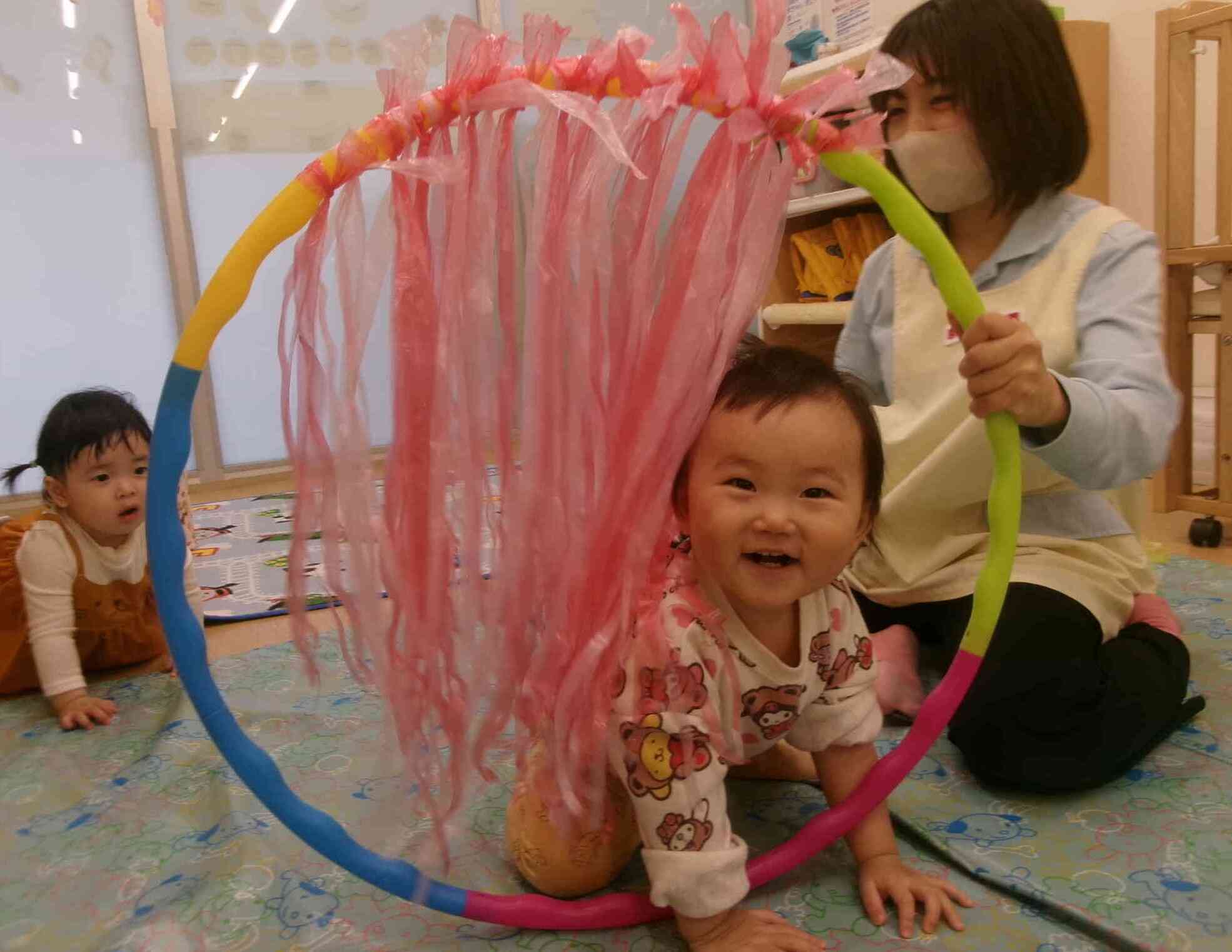 スズランテープ遊びをしました♪(0歳児　ひよこ組）