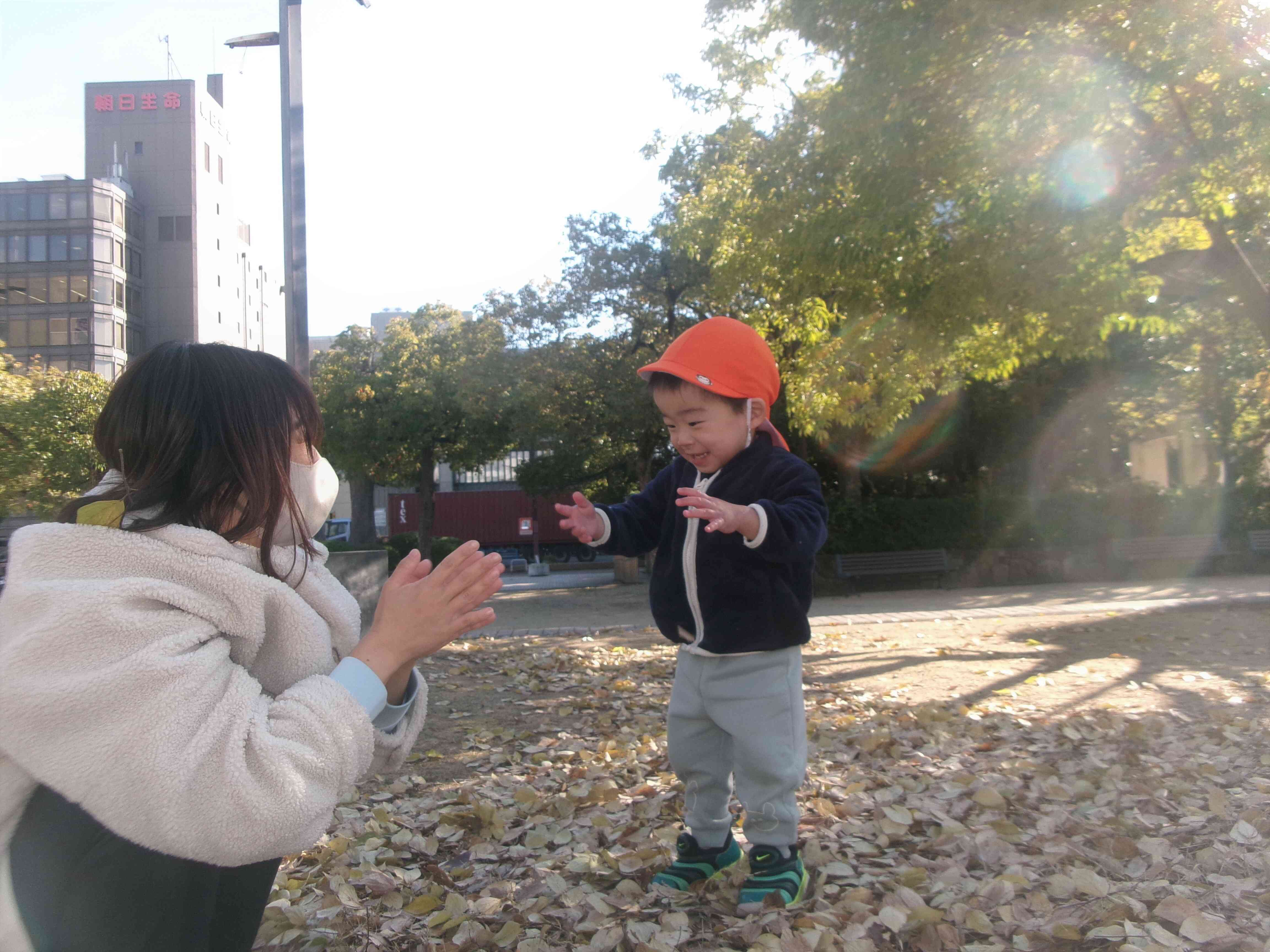 公園で落ち葉で遊んだよ♪いっぱい落ち葉が落ちてたね。