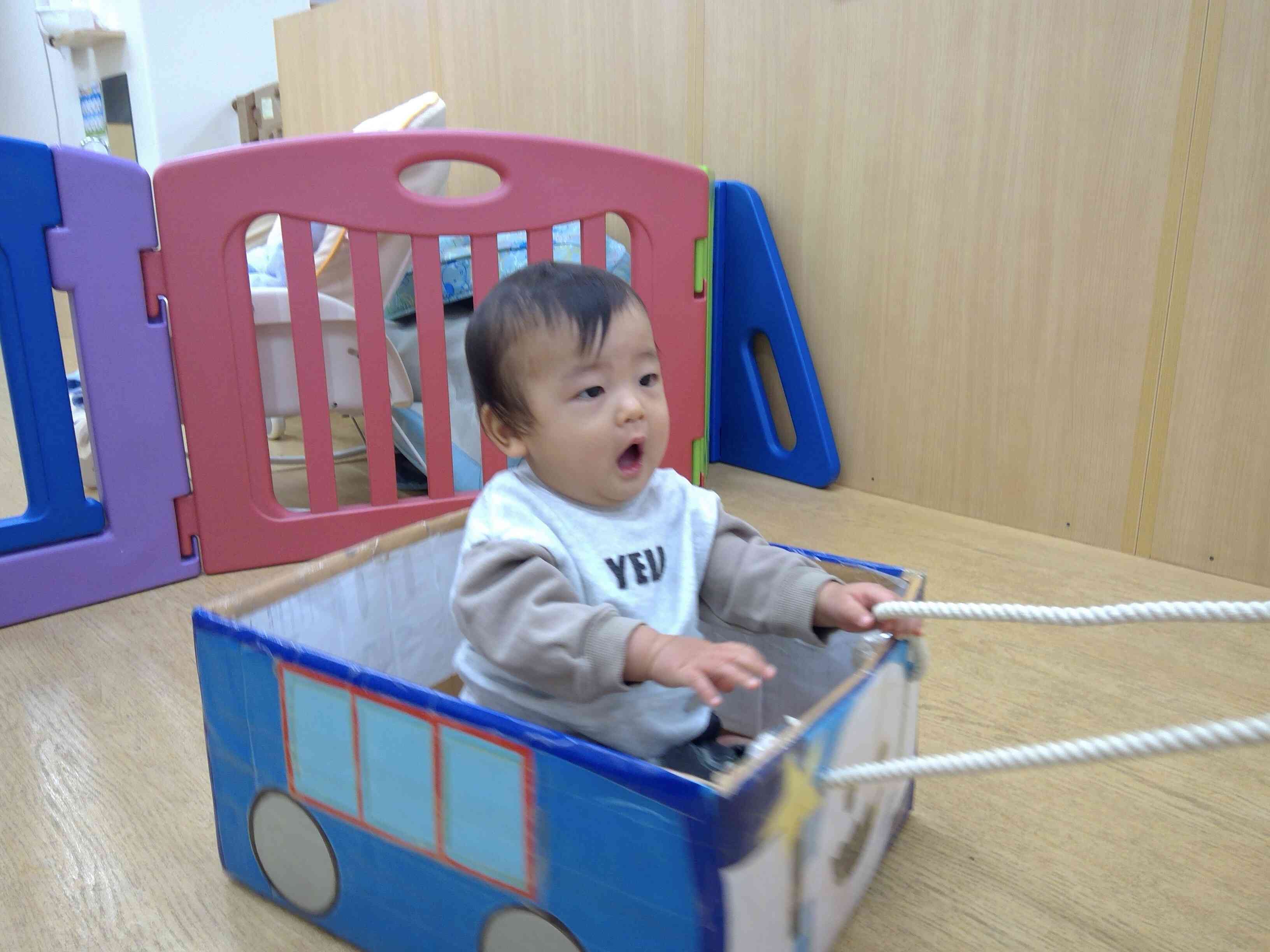 箱列車で遊んだよ♪（ひよこ組　０歳児）