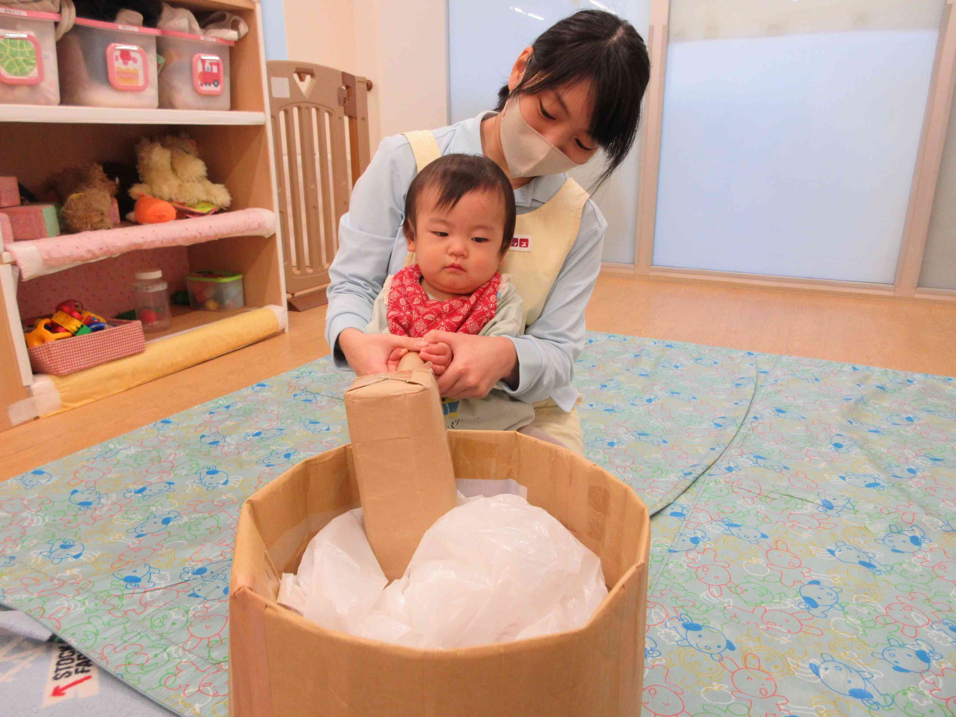 四角い形の食べ物、これは何かな？