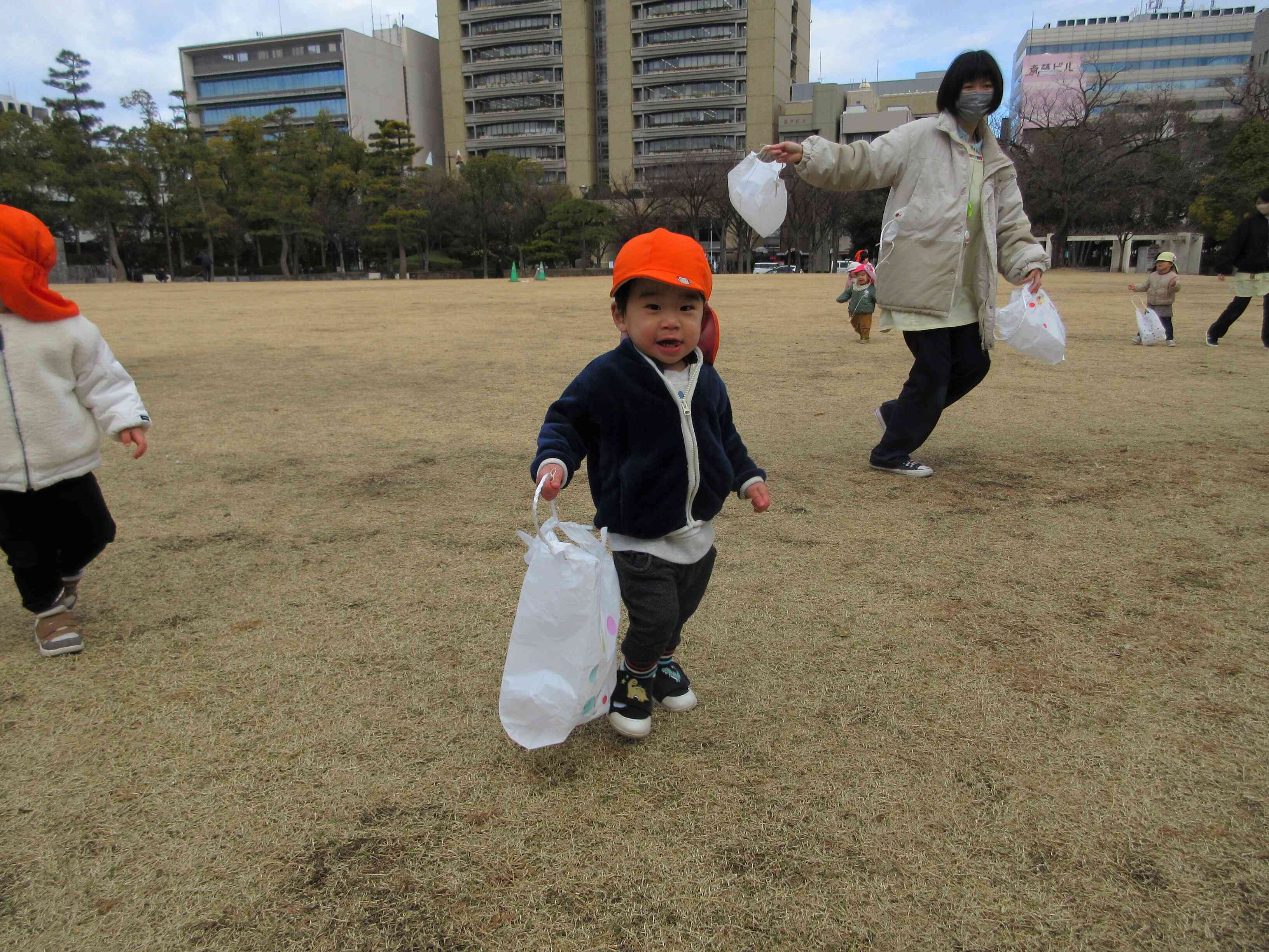 自分で作った凧が気に入った様子♪ずっと持ち歩いている子もいました♪