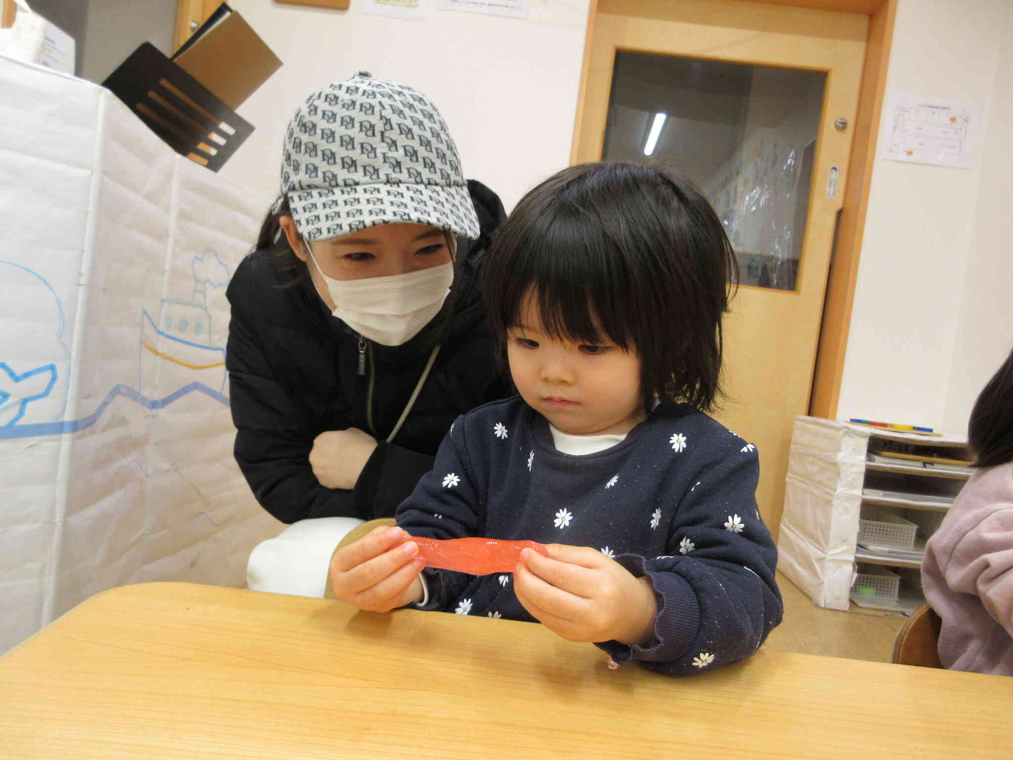 スライム遊びをしたよ♪（1歳児　あひる組　2歳児　うさぎ組）