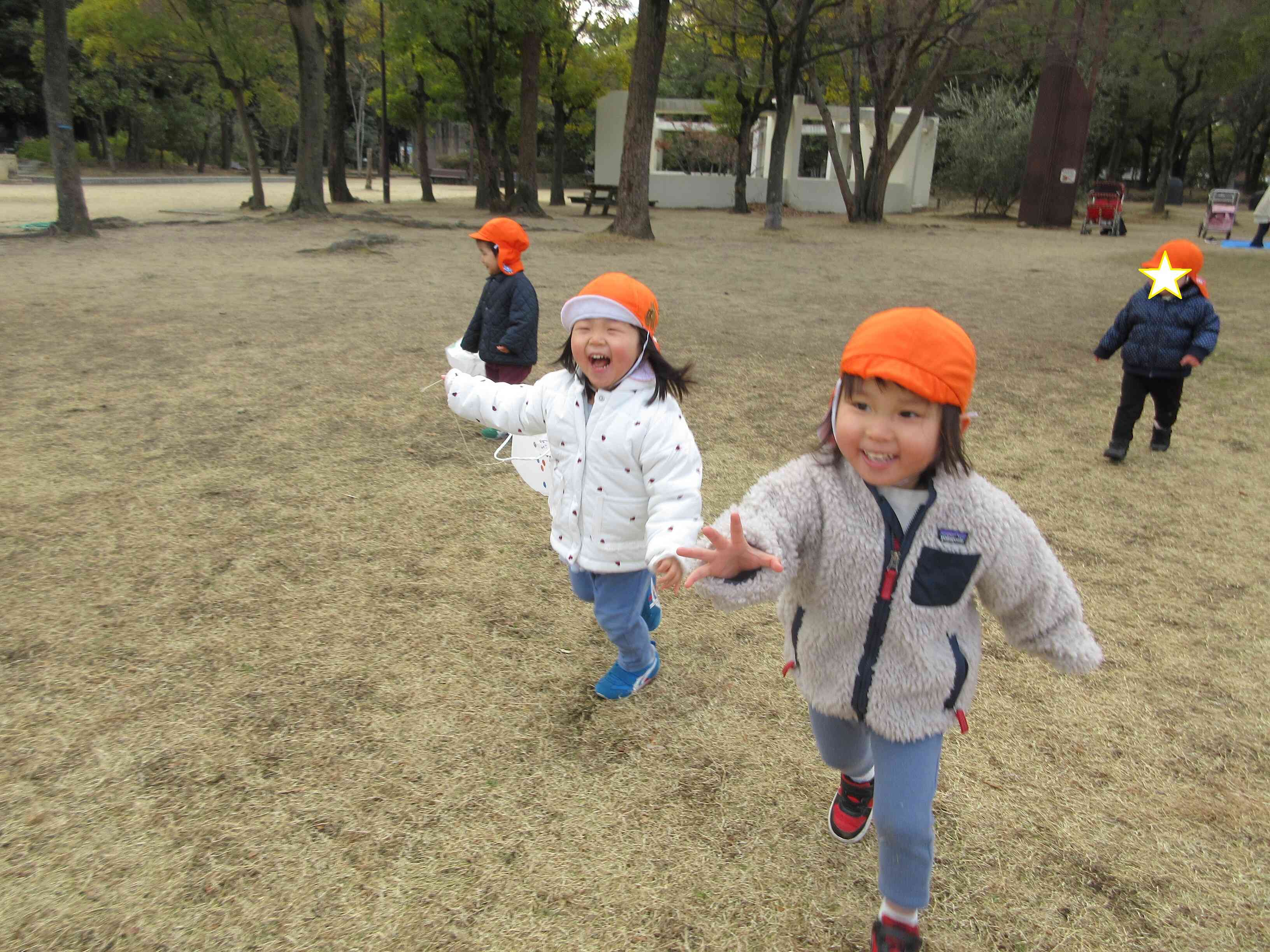 お友だちや保育者と一緒に「よーい・どん」広場を何往復もしました！