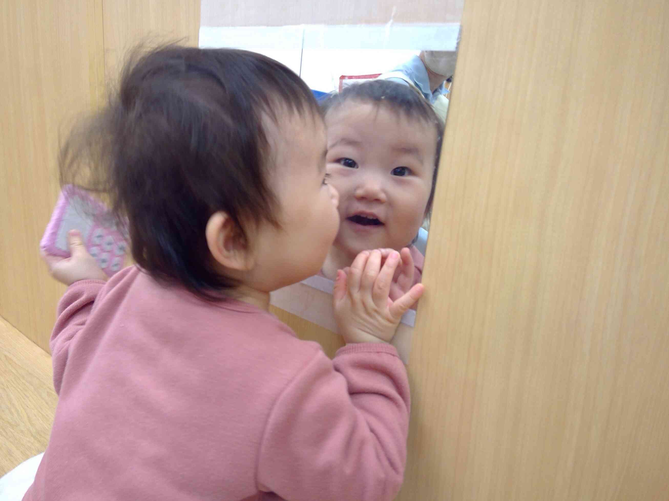 お部屋遊びの様子♪（0歳児　ひよこ組）