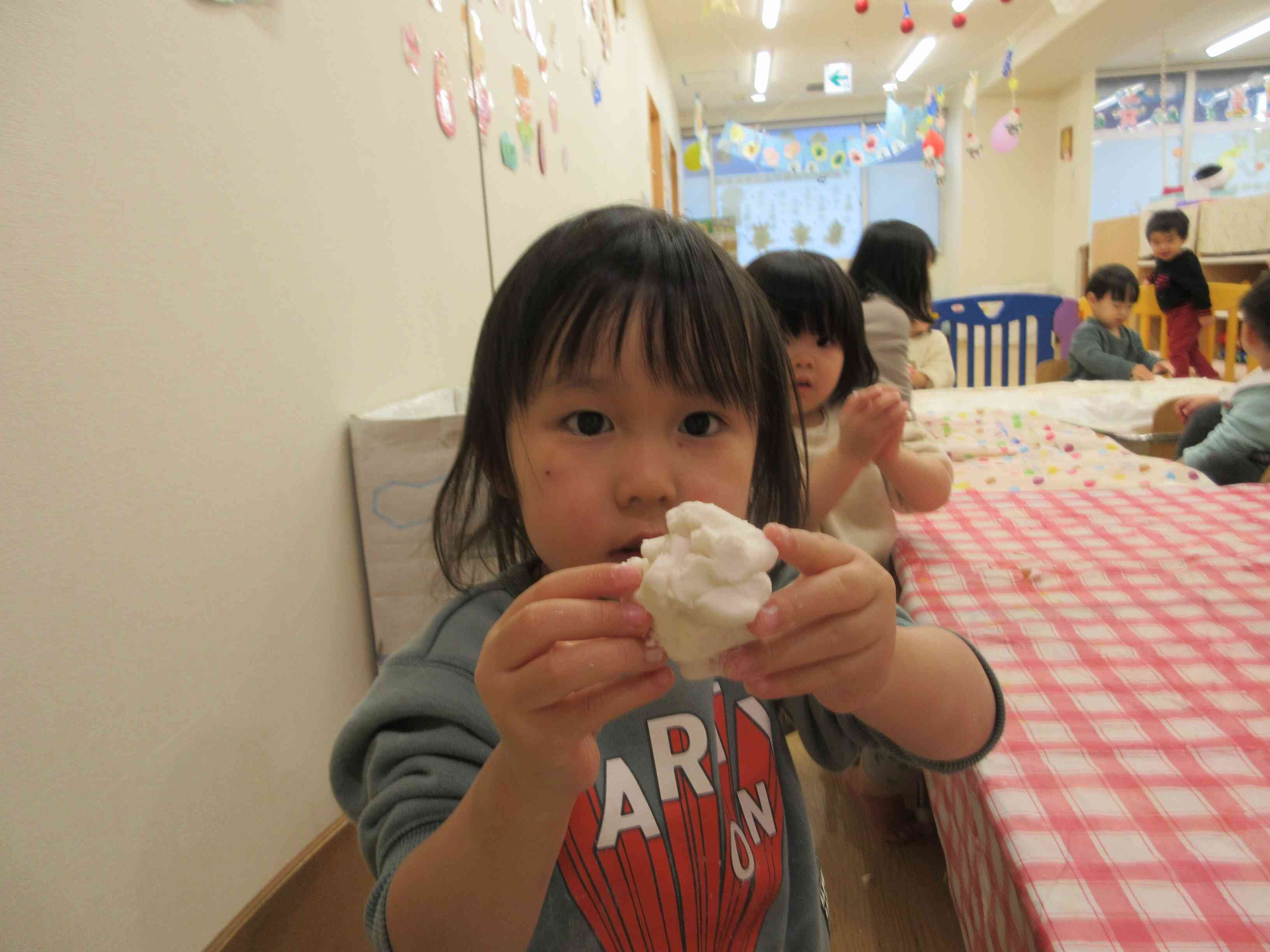 米粉粘土を丸めてギュッギュッ♪