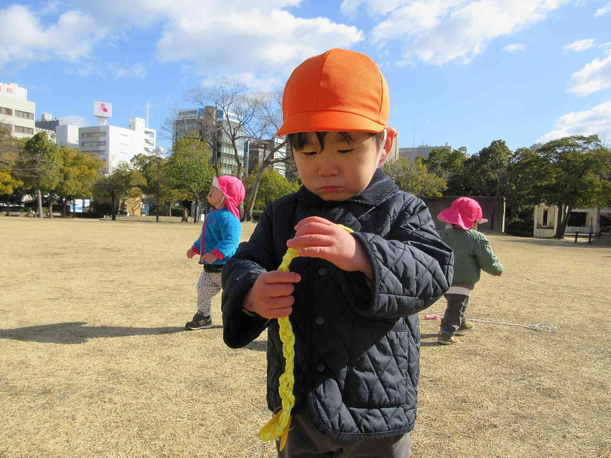 これはどうやって付けるのかな…？しっぽ取りのしっぽに興味津々♪