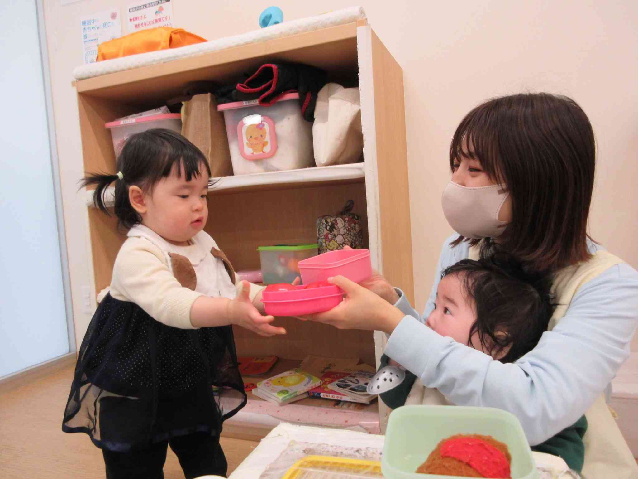 先生にお弁当を「どーぞ」したよ！