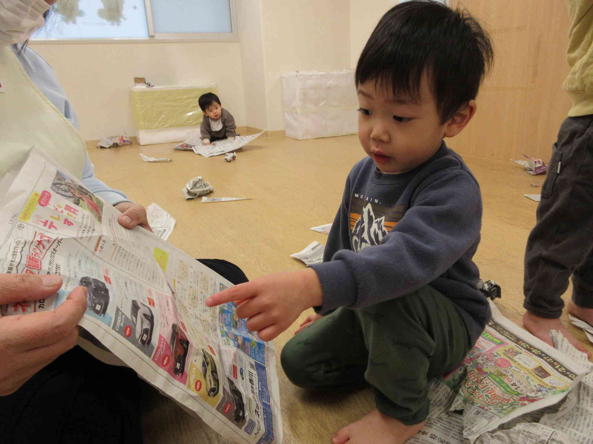 新聞紙遊びをしたよ♪（1歳児　あひる組・2歳児　うさぎ組）