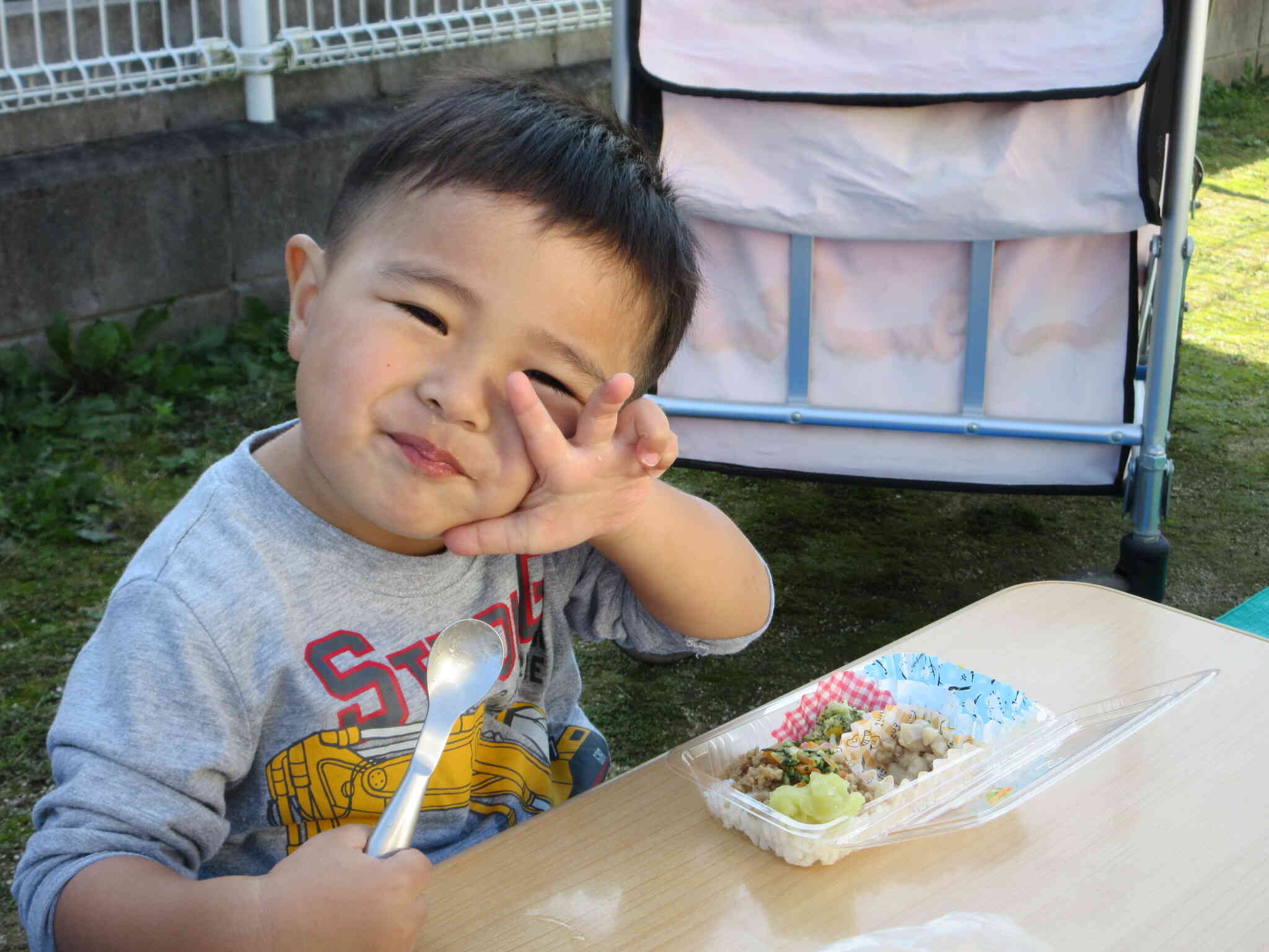 思いっきり遊んだあとの、園庭ランチ♪