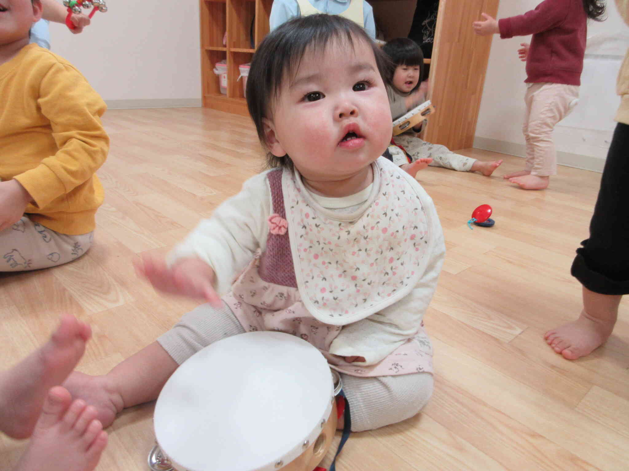 タンバリンを上手に叩いています♪