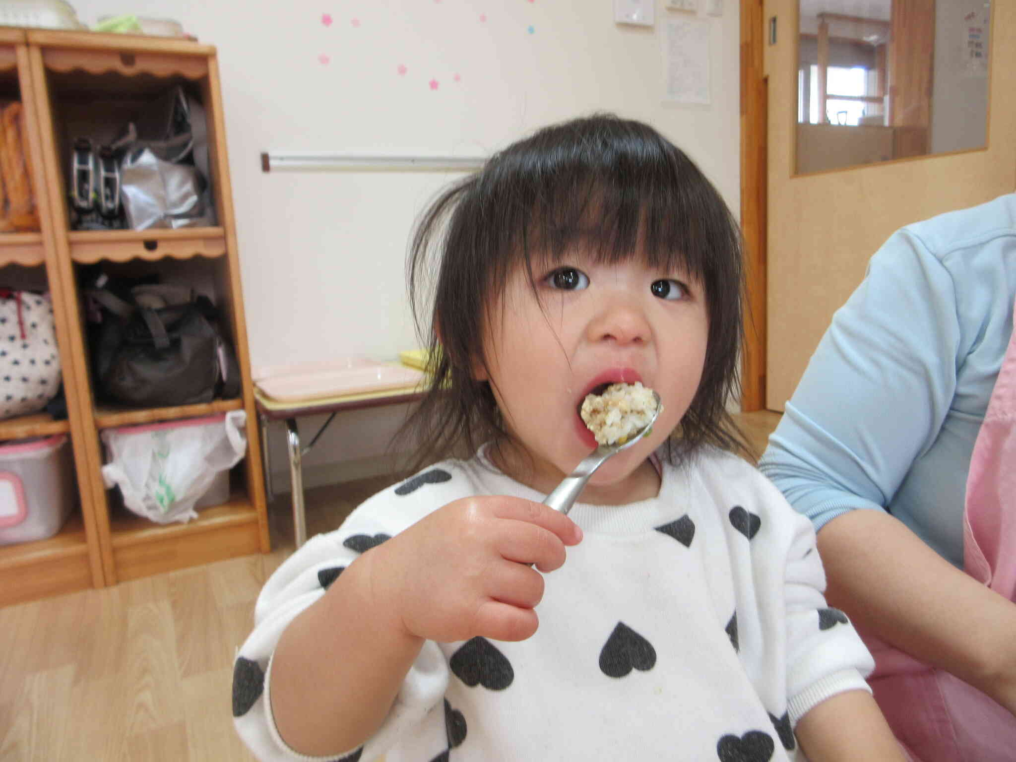 スプーンを上手に使って食べています‼