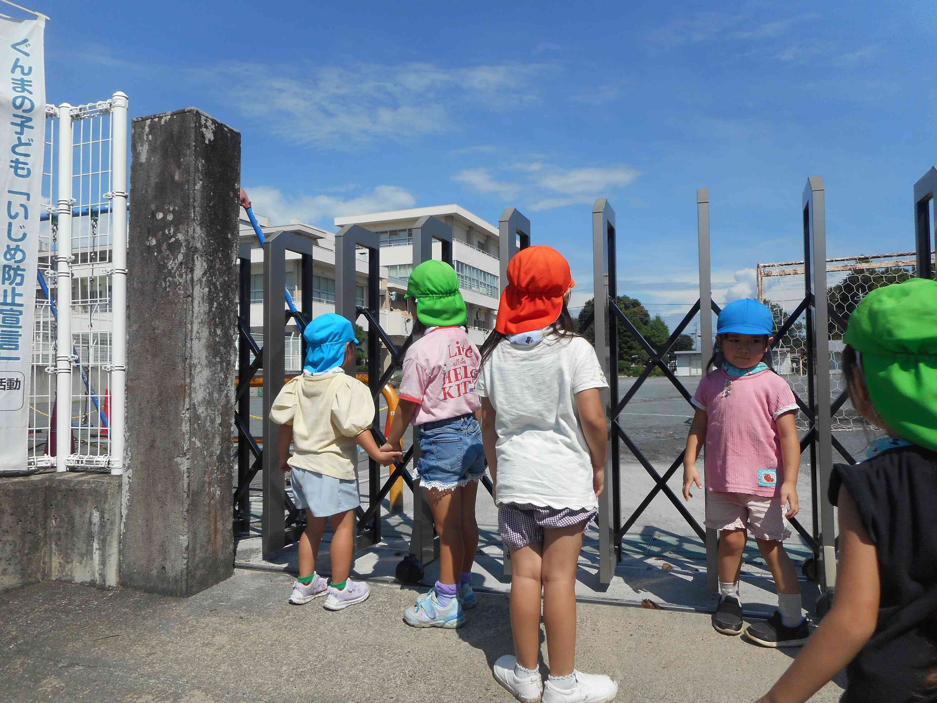 小学校の大きな校舎や校庭に興味津々です