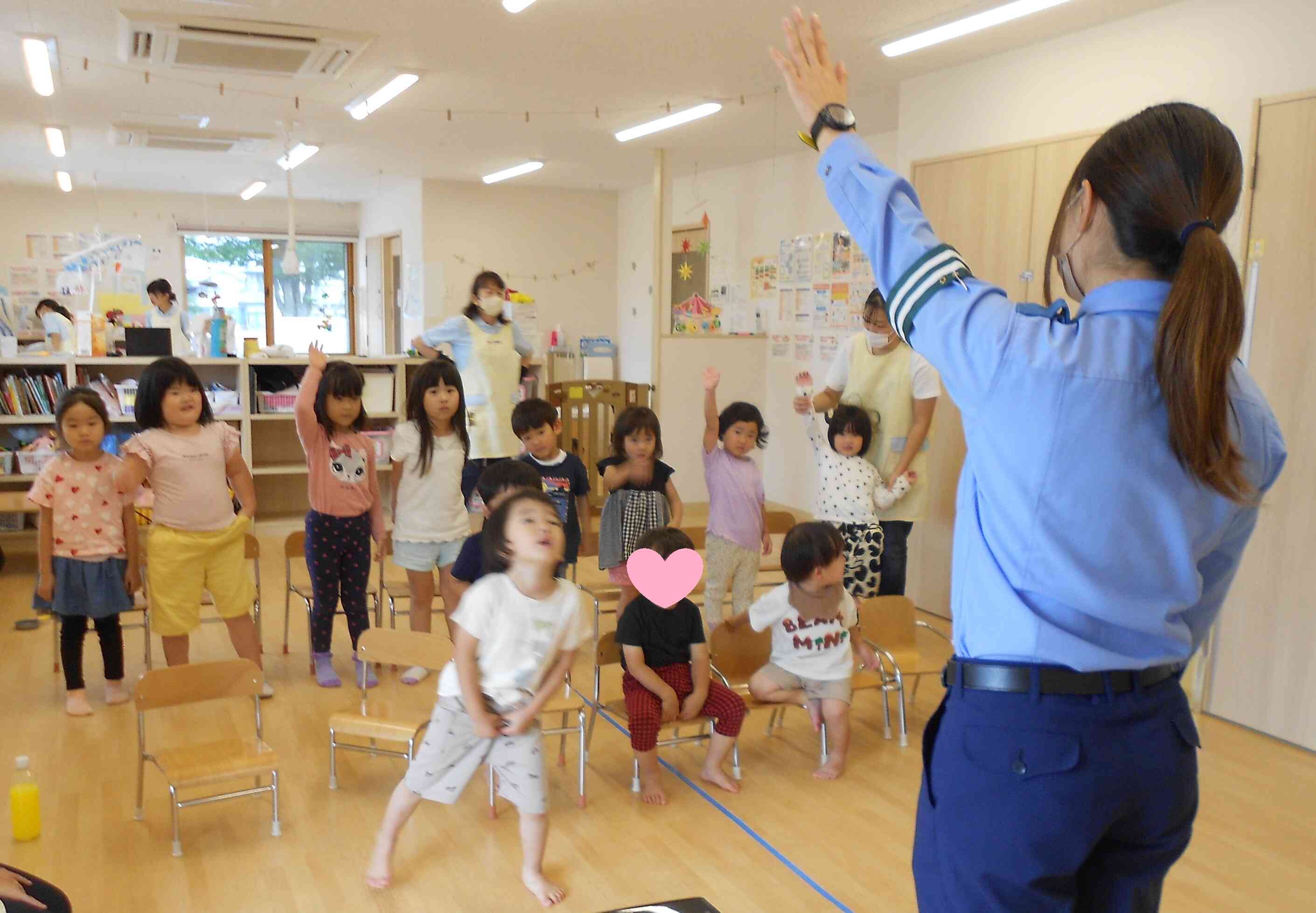 手をあげて…右みて、左みて…横断歩道を渡る練習もしたよ！