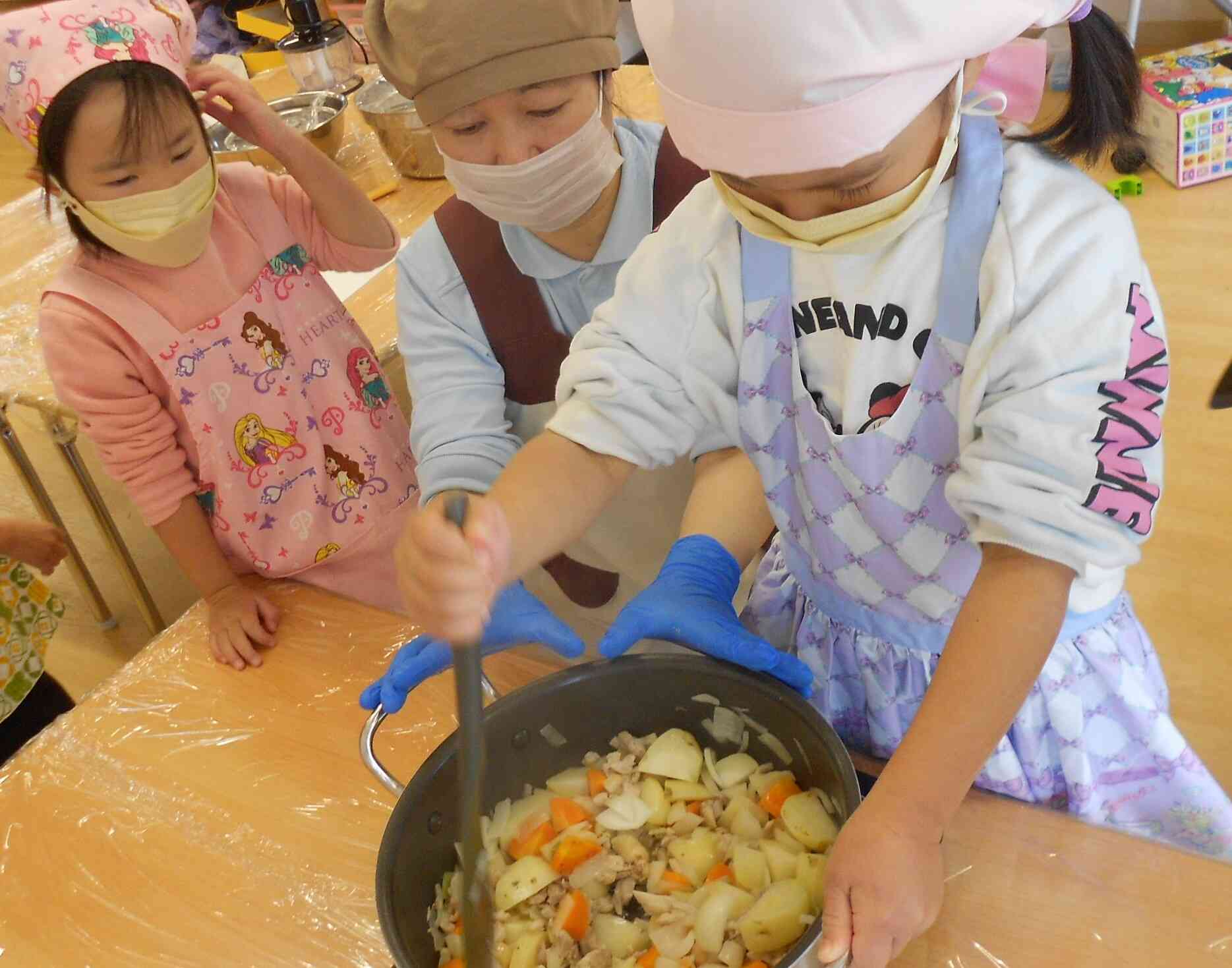 お鍋をしっかり持ちながら、上手上手