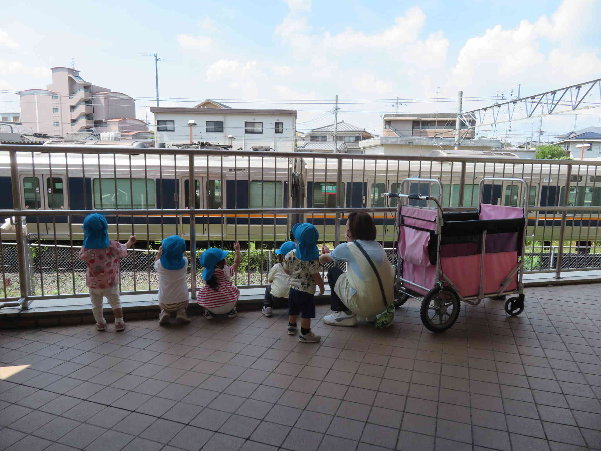 手を繋いでお散歩へ