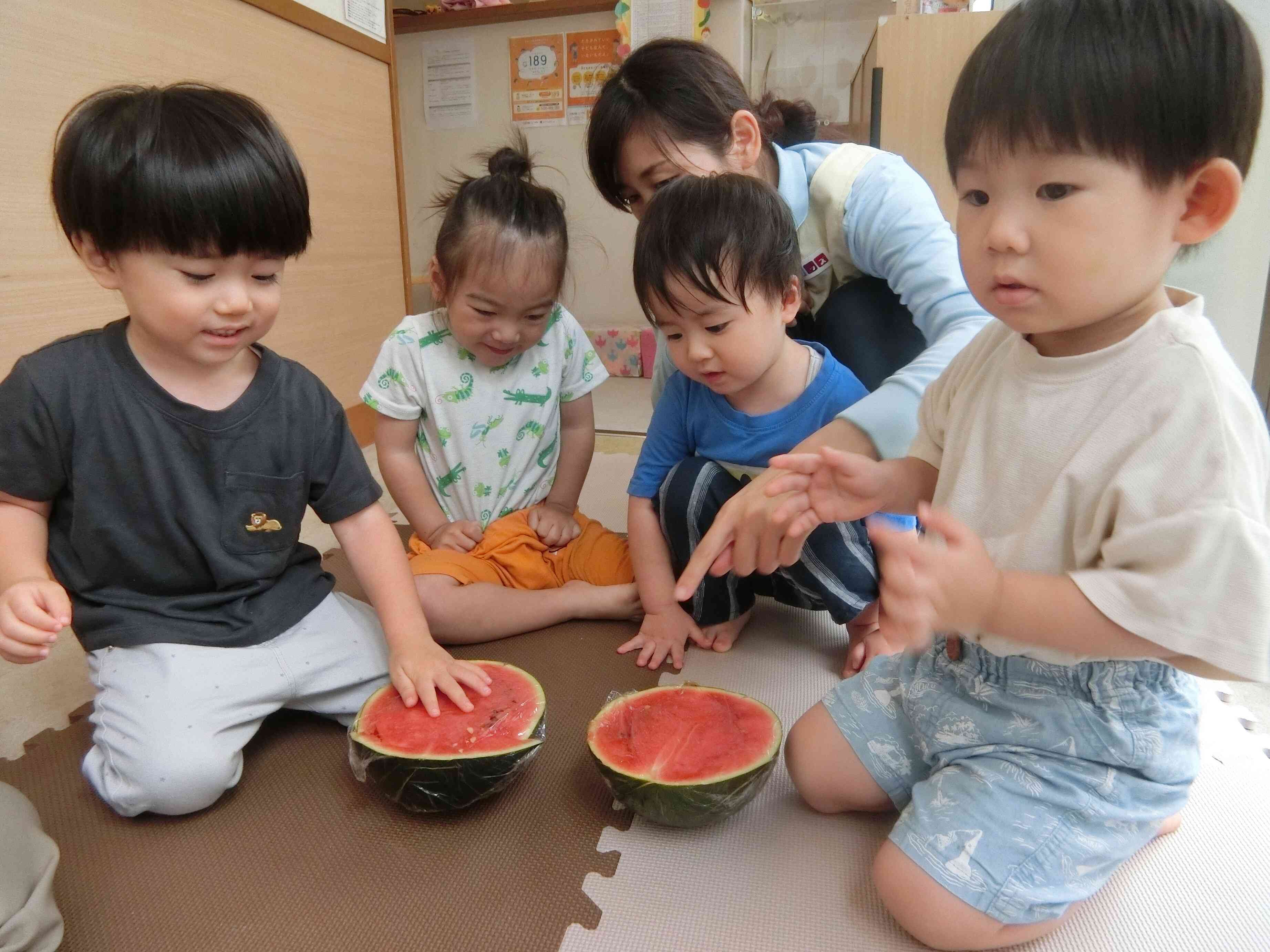 割れたね！　まっかだねぇ。甘いにおいがする！