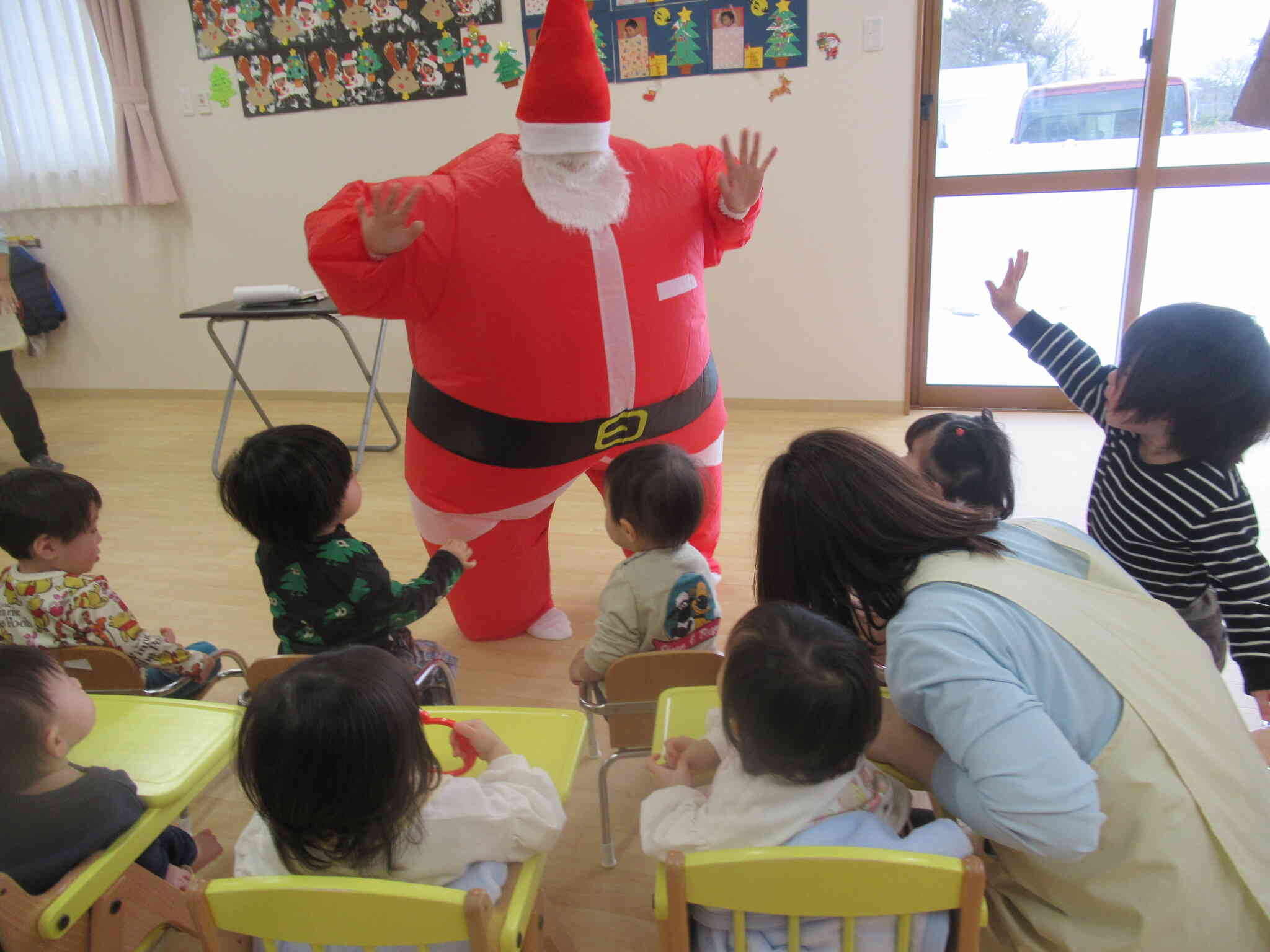 「サンタさーん！」大喜びで手を振る子どもたちでした。