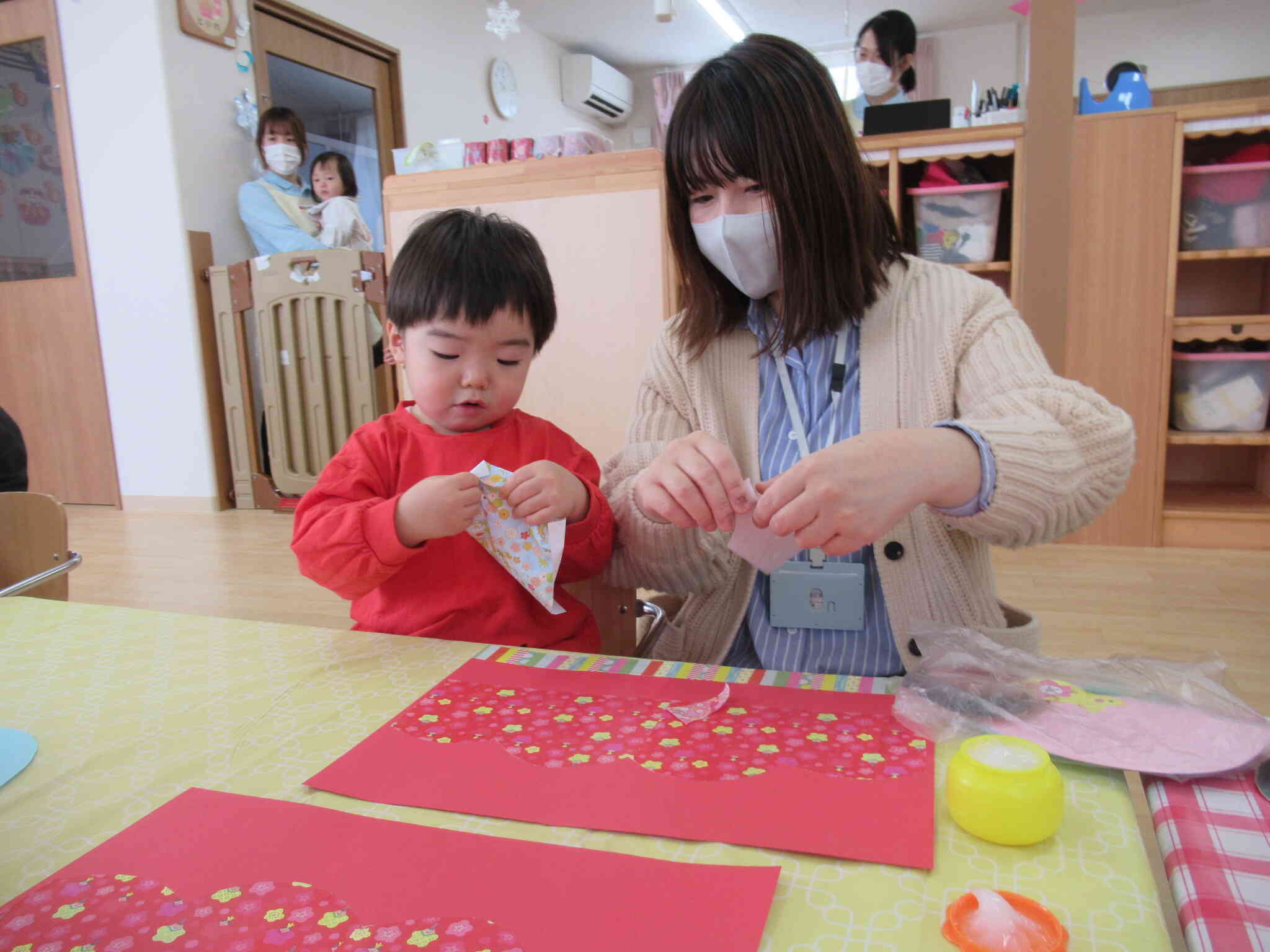 折り紙をビリビリ～。お母さんにもお手伝いしてもらったよ。