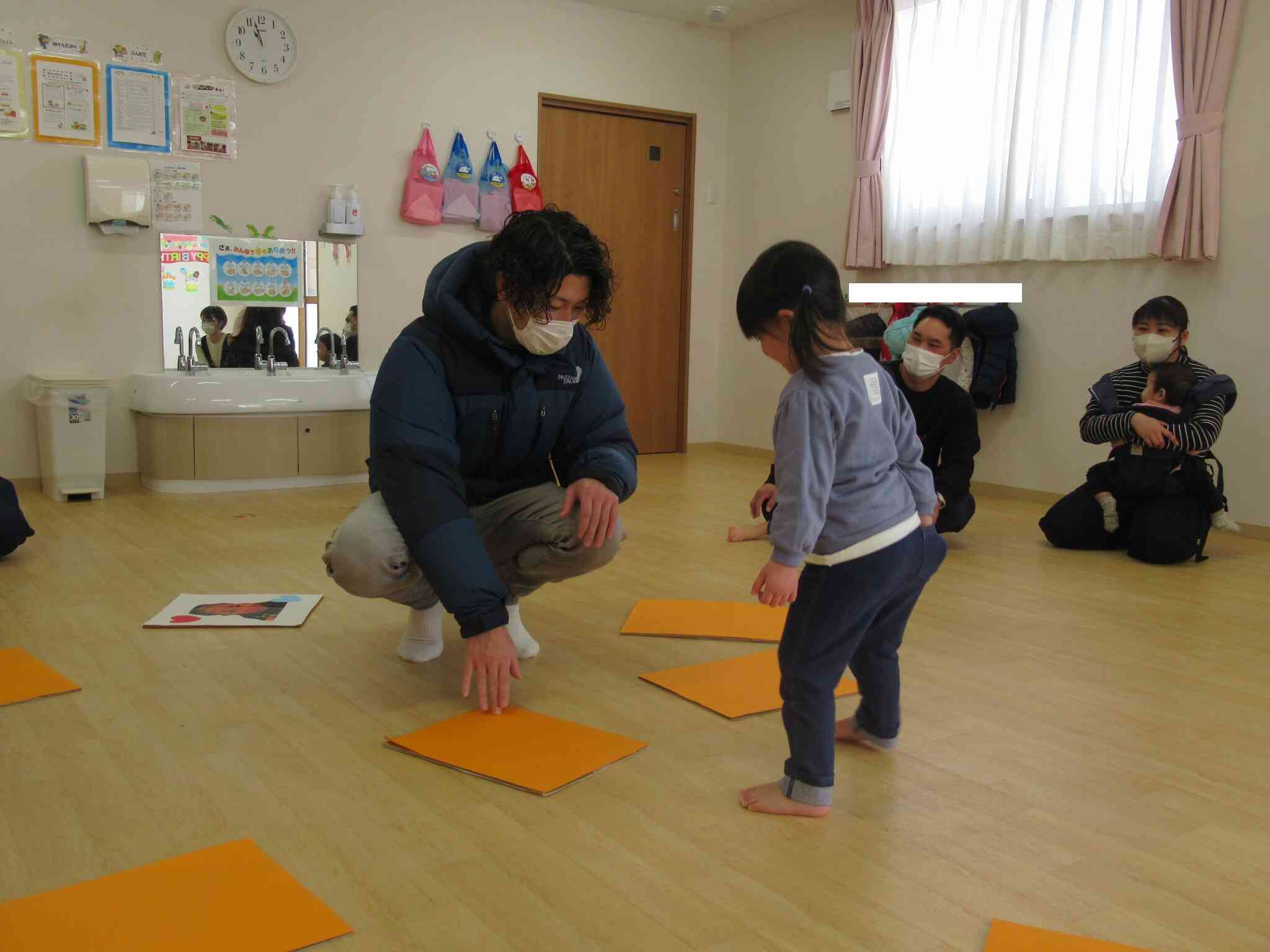 「どれにする？」お父さんと相談中…。