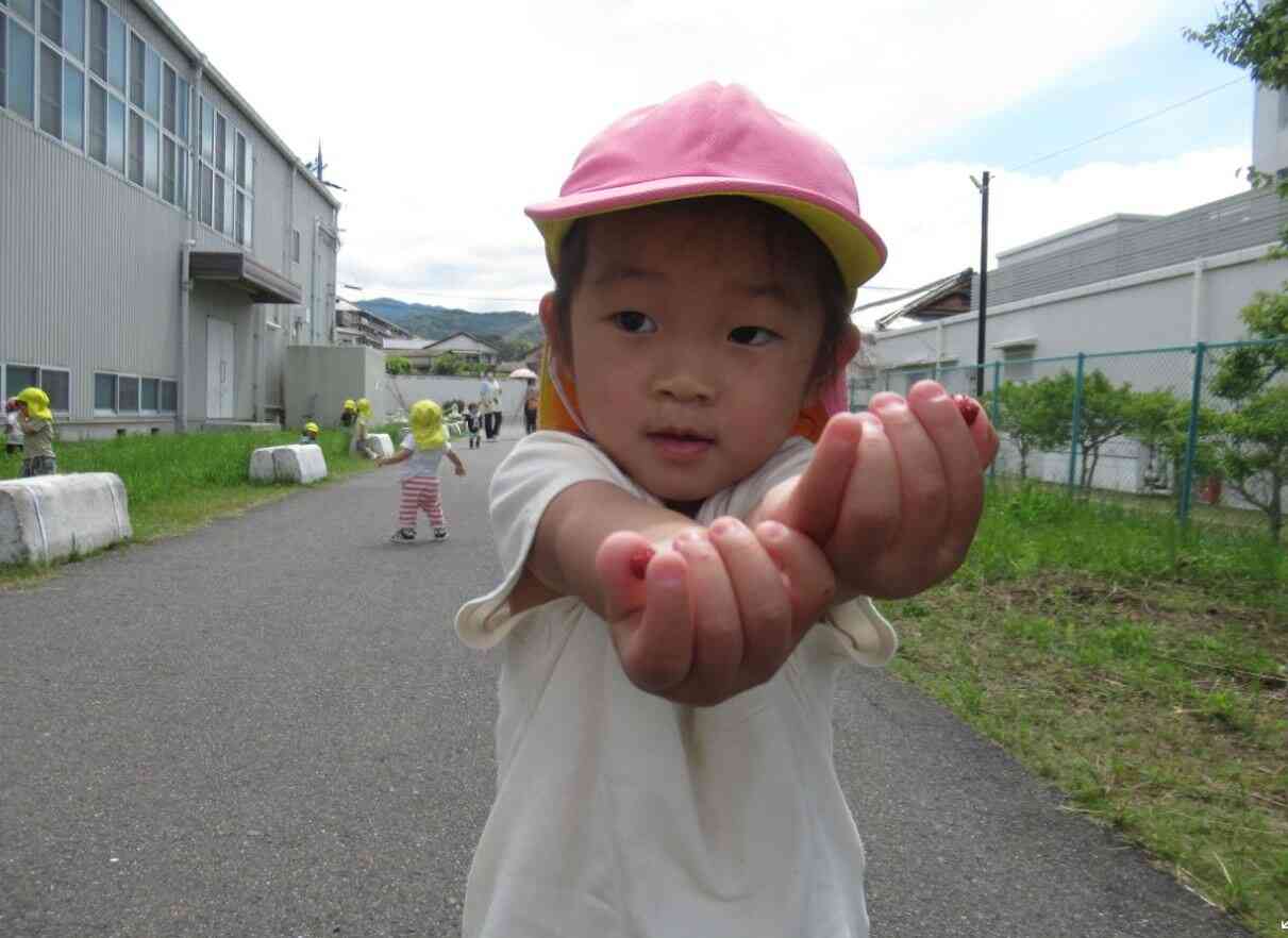 「これ見て～ヘビいちごだよ！！」